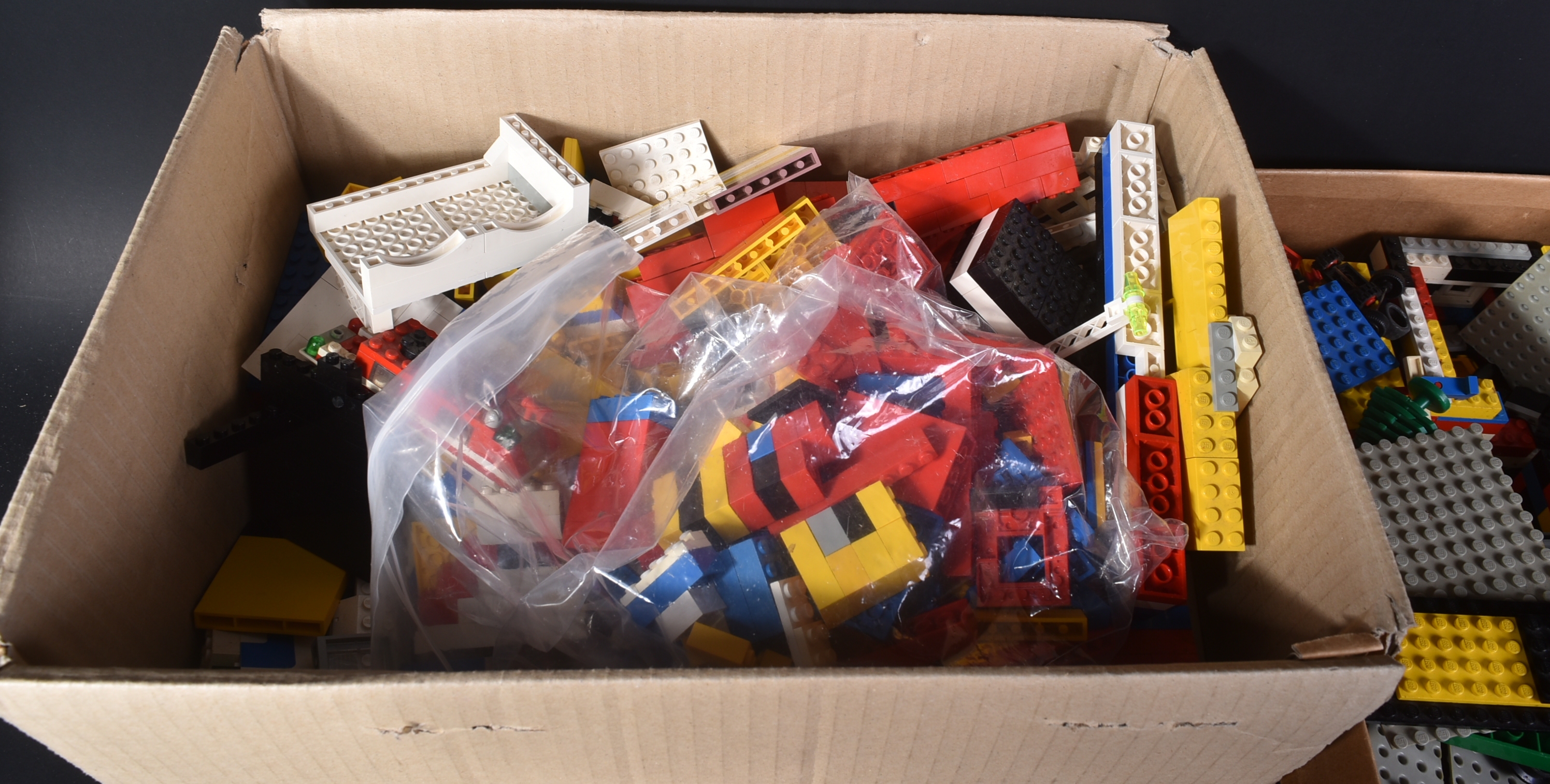 COLLECTION OF ASSORTED LOOSE LEGO - Image 4 of 8