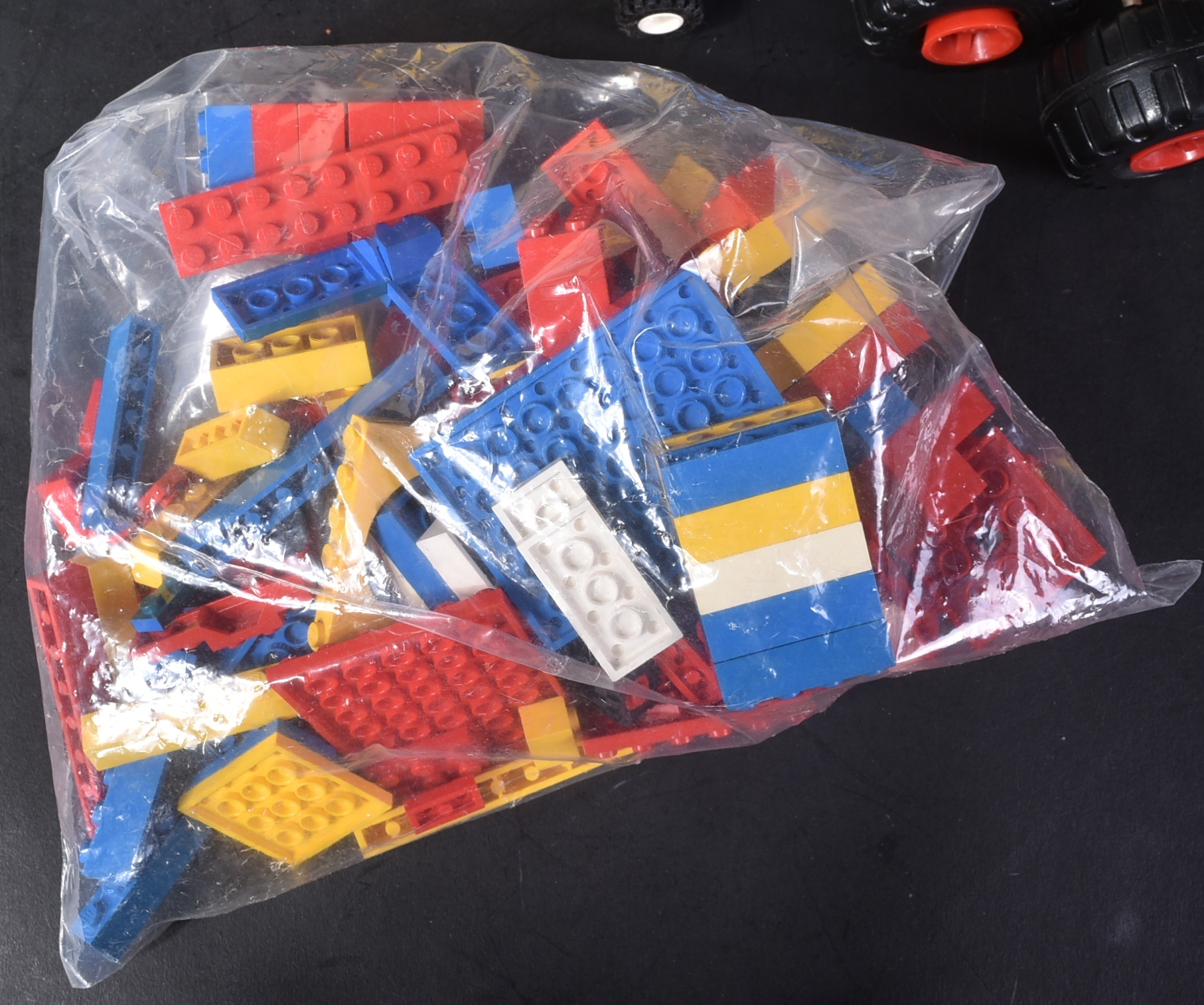 COLLECTION OF ASSORTED LOOSE LEGO - Image 7 of 8