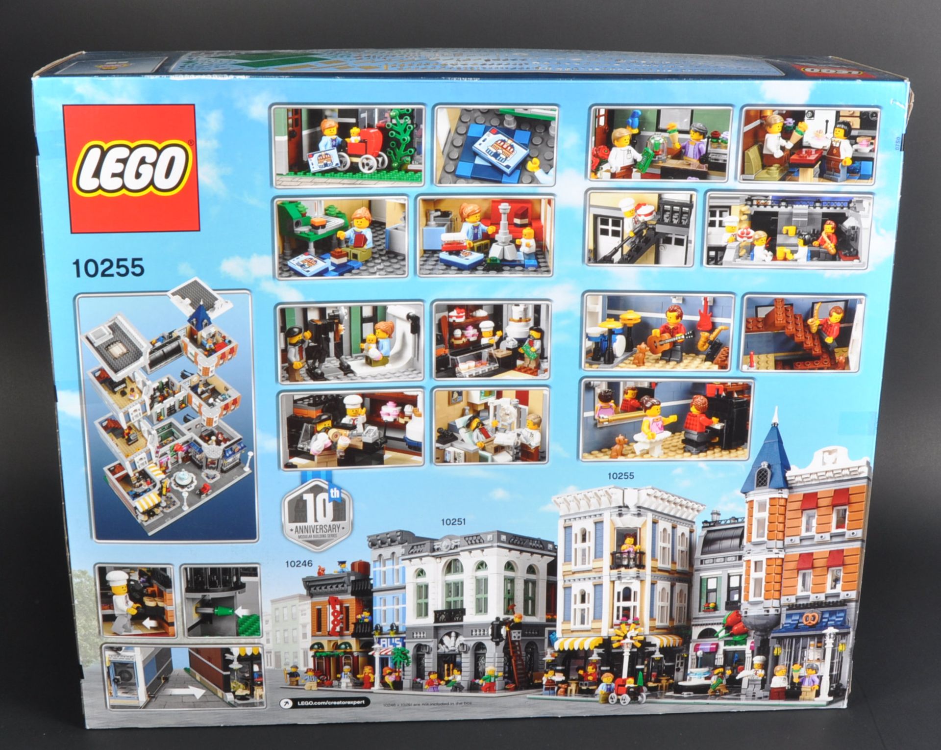 LEGO SET - CREATOR - 10255 - ASSEMBLY SQUARE - Image 2 of 3