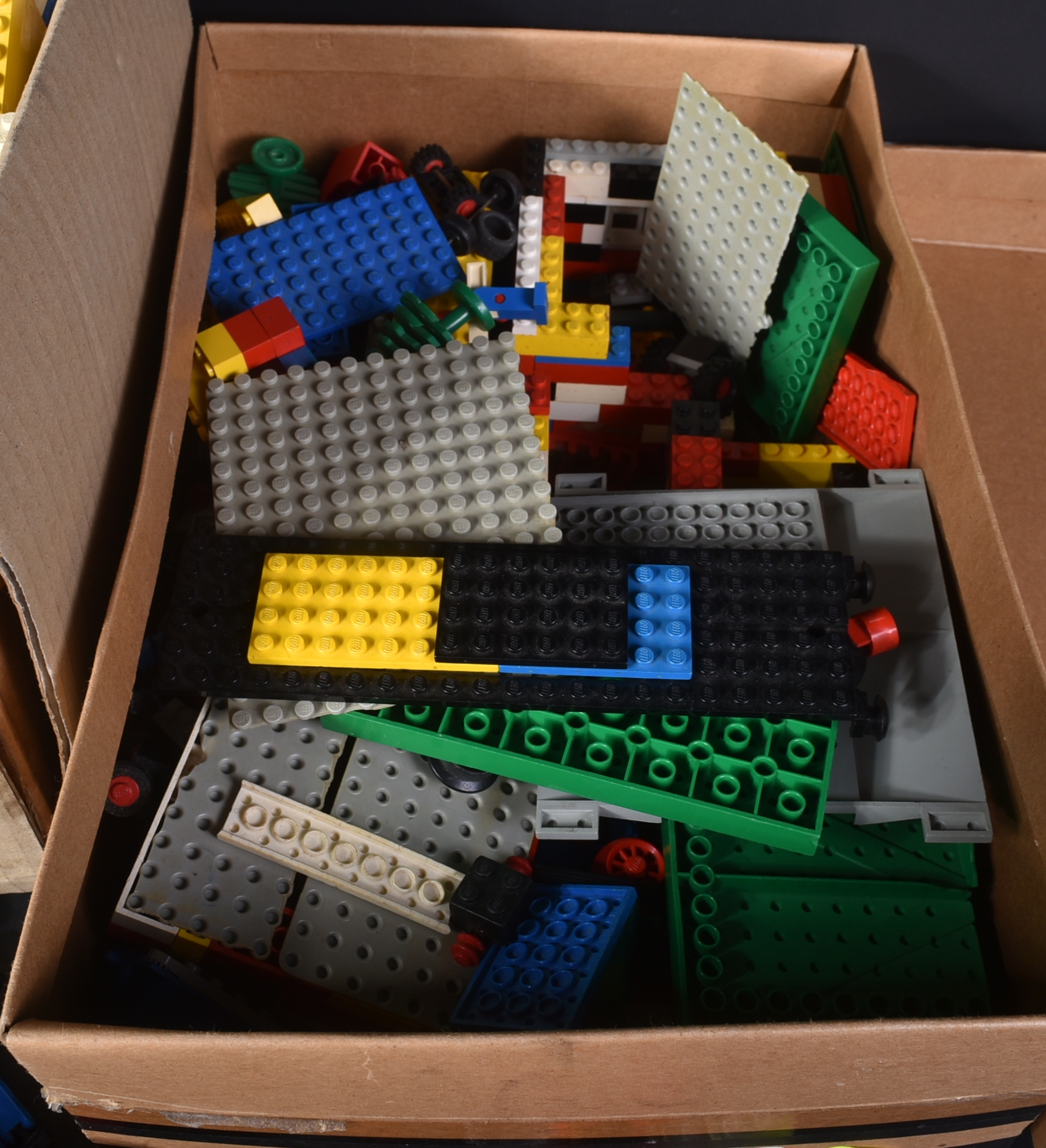 COLLECTION OF ASSORTED LOOSE LEGO - Image 3 of 8