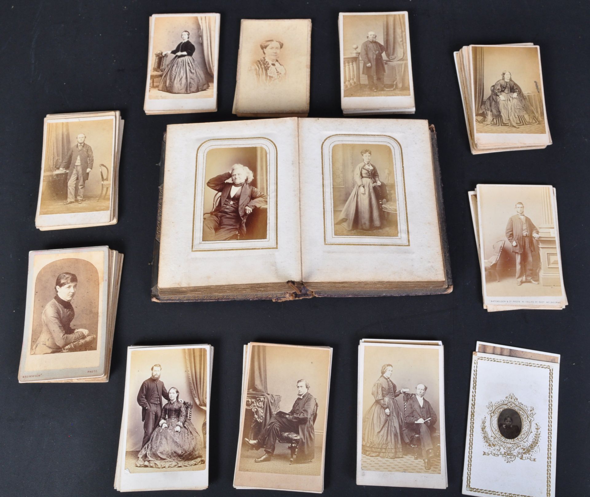 COLLECTION OF VICTORIAN CARTE DE VISITE ALBUMEN PHOTOGRAPHS - Bild 2 aus 5