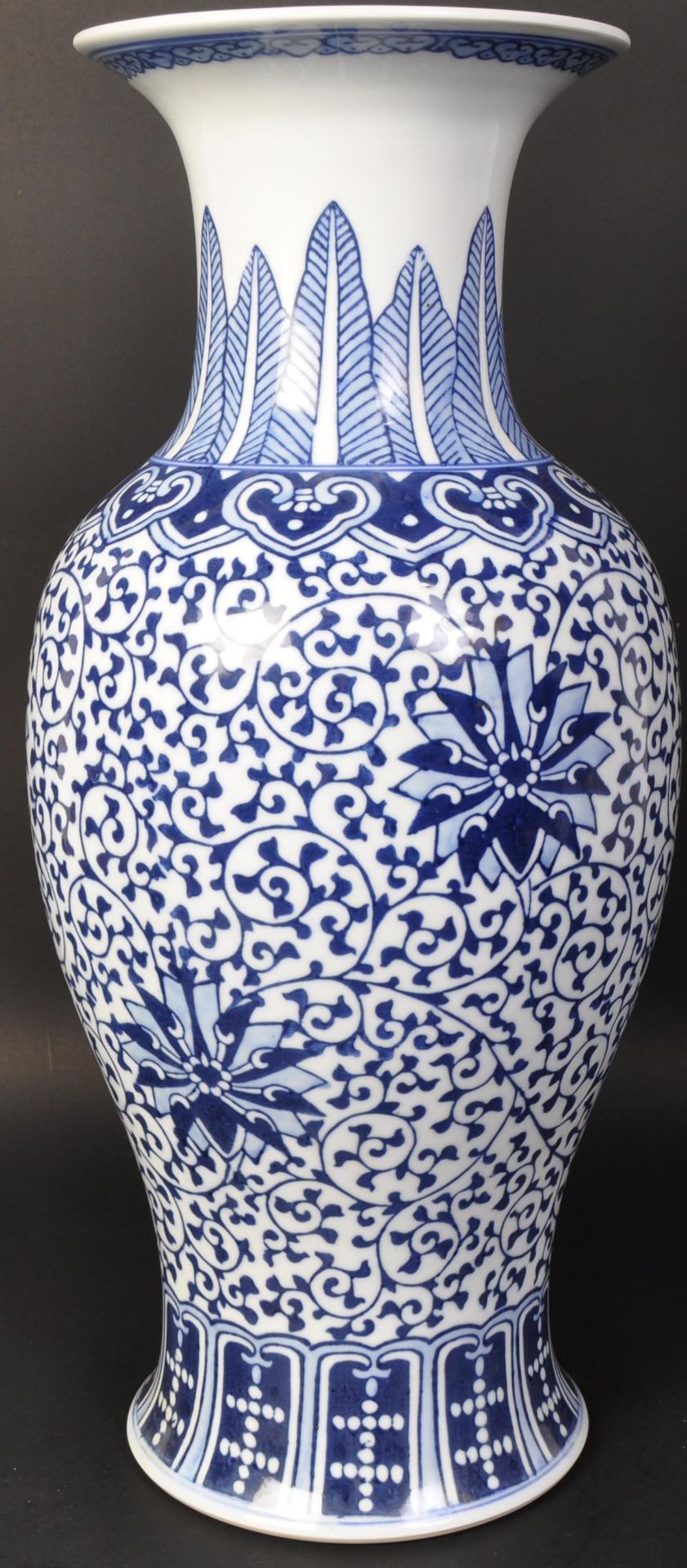 VINTAGE CHINESE BLUE & WHITE VASE