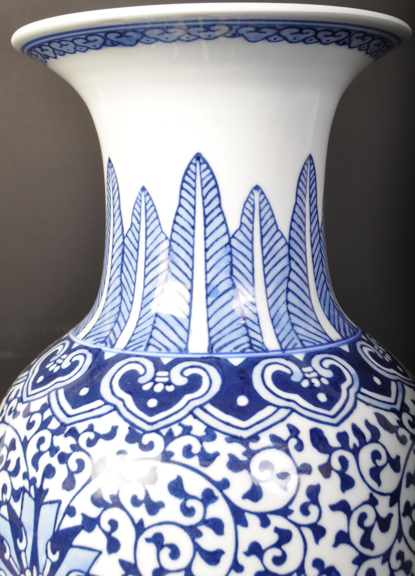 VINTAGE CHINESE BLUE & WHITE VASE - Image 4 of 5