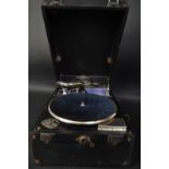 EARLY 20TH CENTURY DECCA GRAMOPHONE PLAYER IN CASE