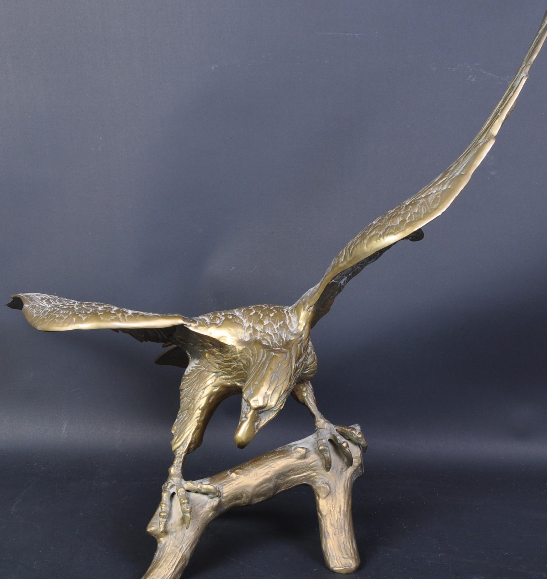 LARGE 20TH CENTURY CAST BRASS AMERICAN EAGLE SCULPTURE - Image 2 of 6