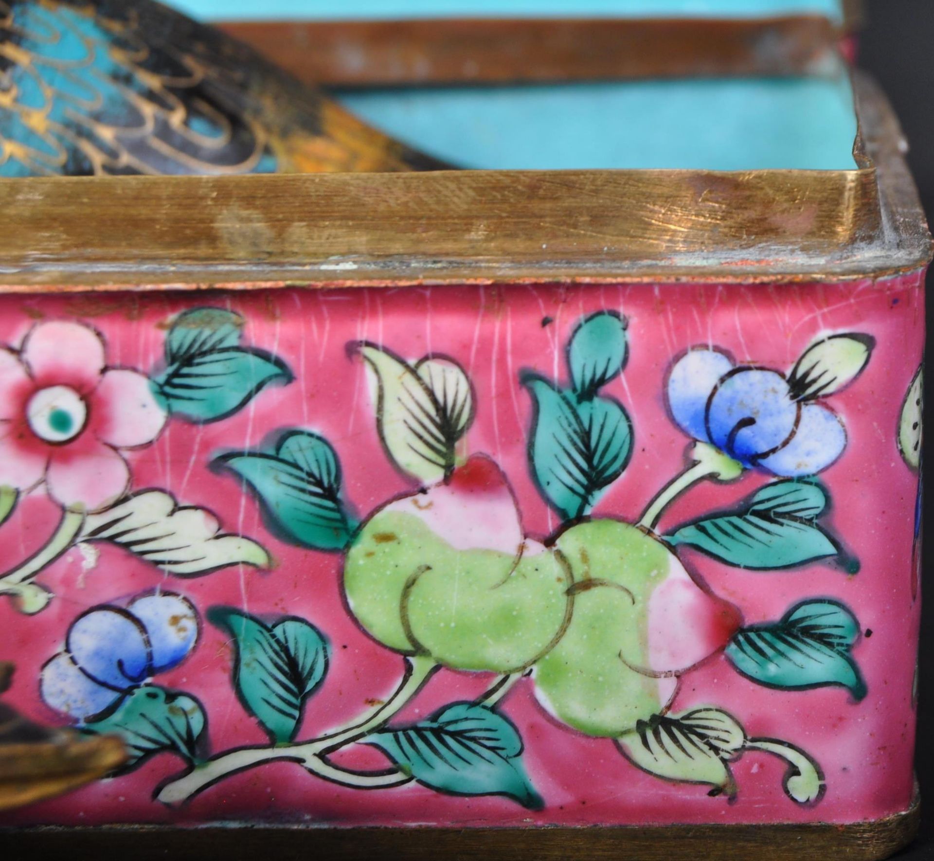 PAIR OF 1920S CHINESE CLOISONNE BIRDS & PINK CLOISONNE BOX - Bild 3 aus 5