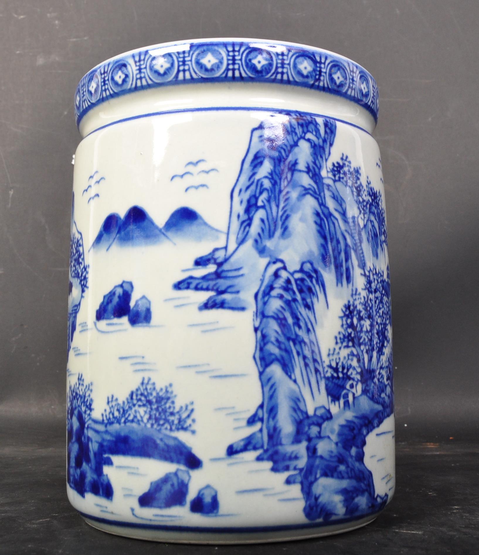 ASSORTMENT OF VINTAGE CHINESE ORIENTAL CERAMIC ITEMS - Image 4 of 6