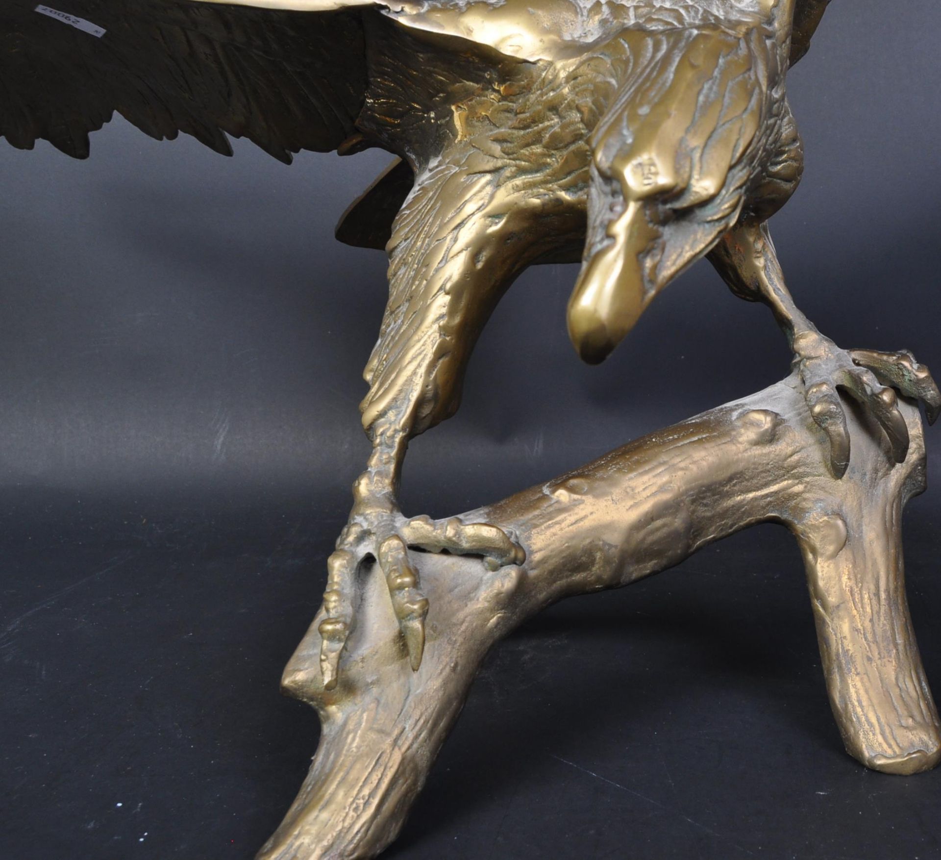 LARGE 20TH CENTURY CAST BRASS AMERICAN EAGLE SCULPTURE - Image 5 of 6