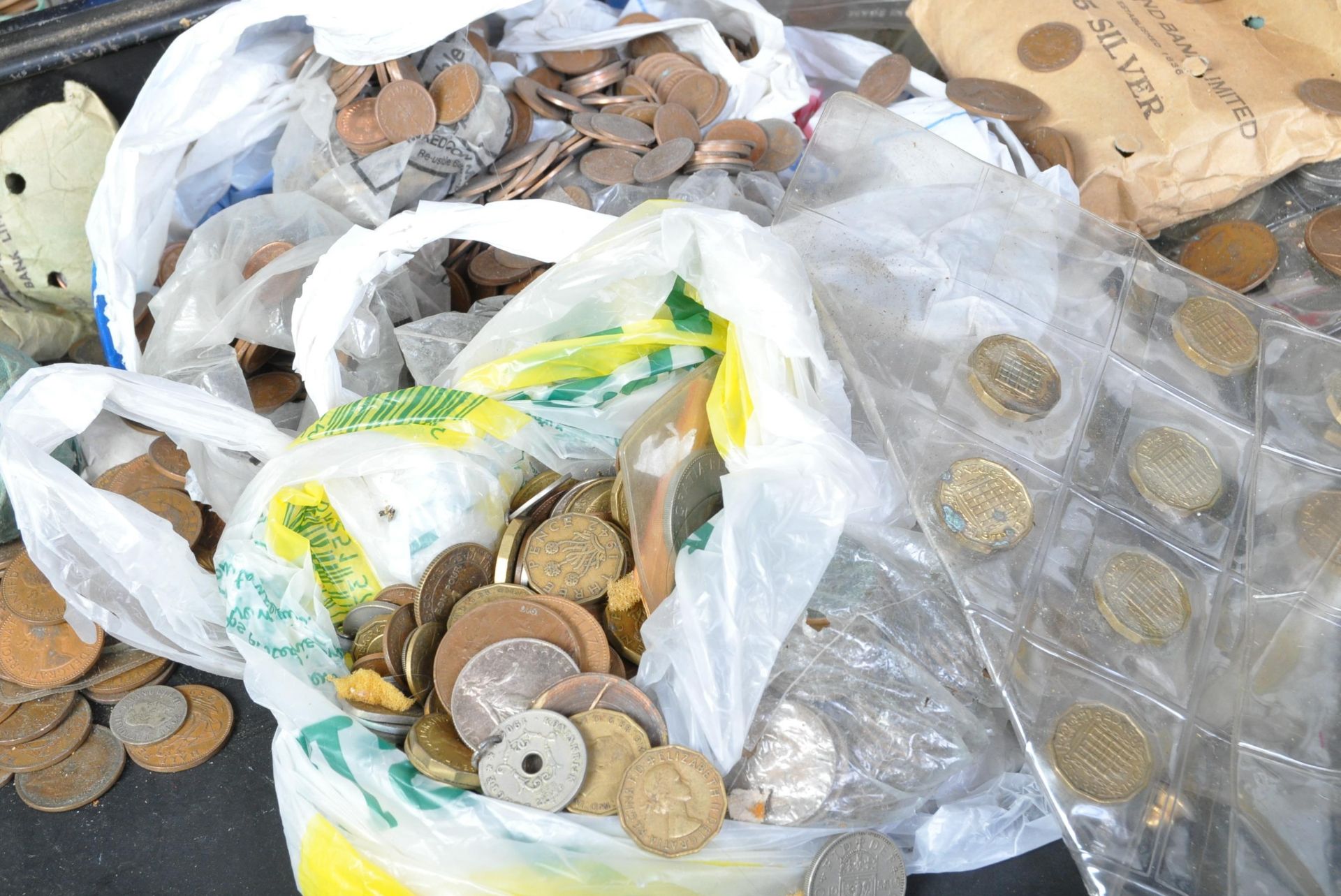 LARGE COLLECTION OF PREDOMINANTLY BRITISH COINS - Image 4 of 5