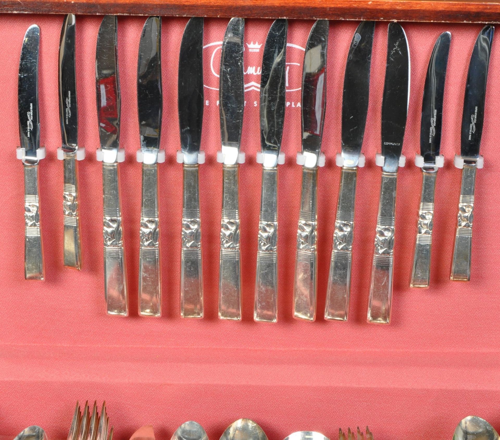 20TH CENTURY OAK CASED 12 PLACE CANTEEN OF CUTLERY - Image 2 of 5