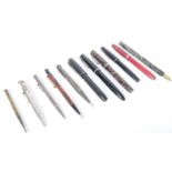 ASSORTMENT OF VINTAGE FOUNTAIN PENS & PENCILS - PARKER & MORE