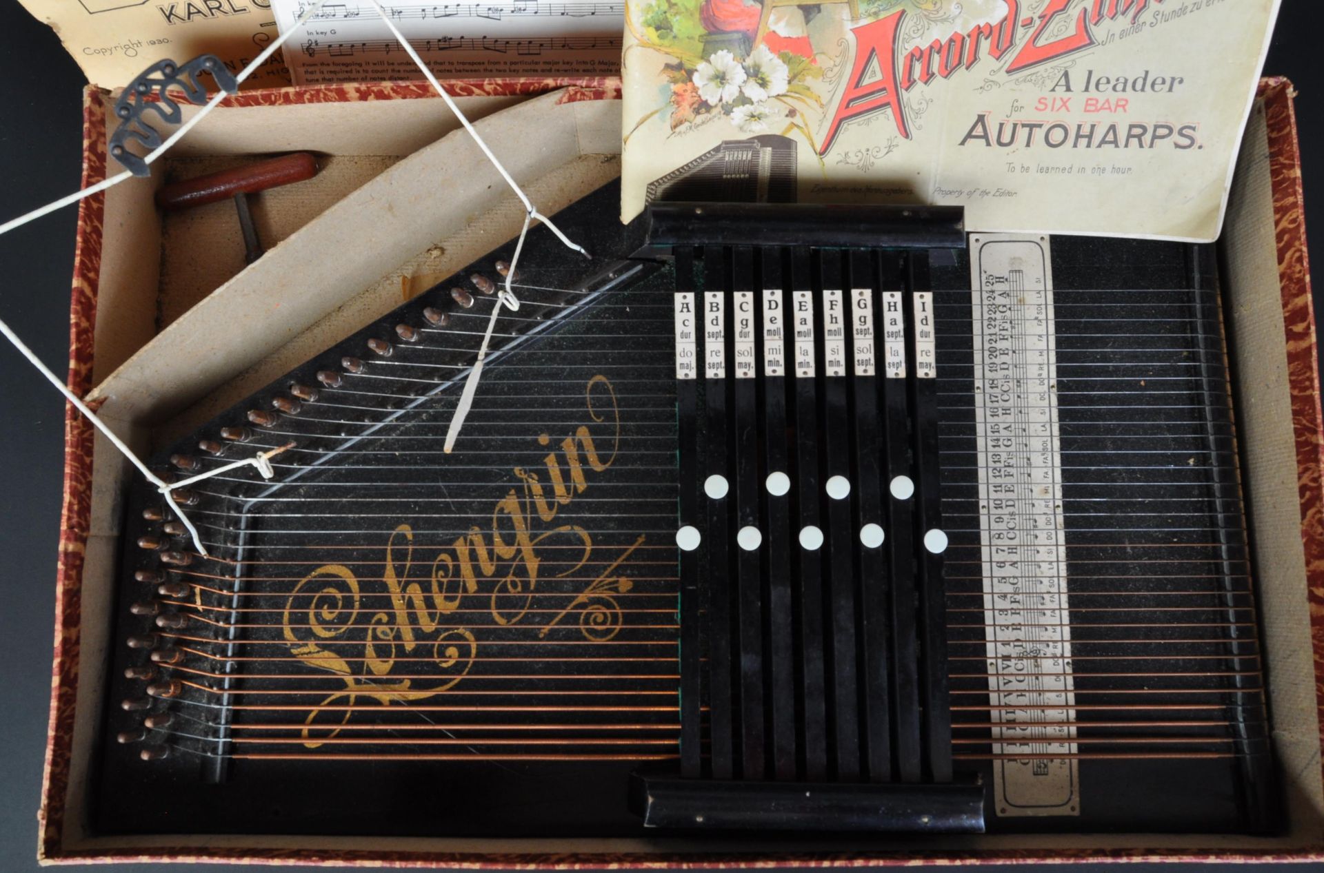 MID 20TH CENTURY LOHENGRIN ACCOR-ZITHER SIX BAR AUTOHARP - Image 2 of 5