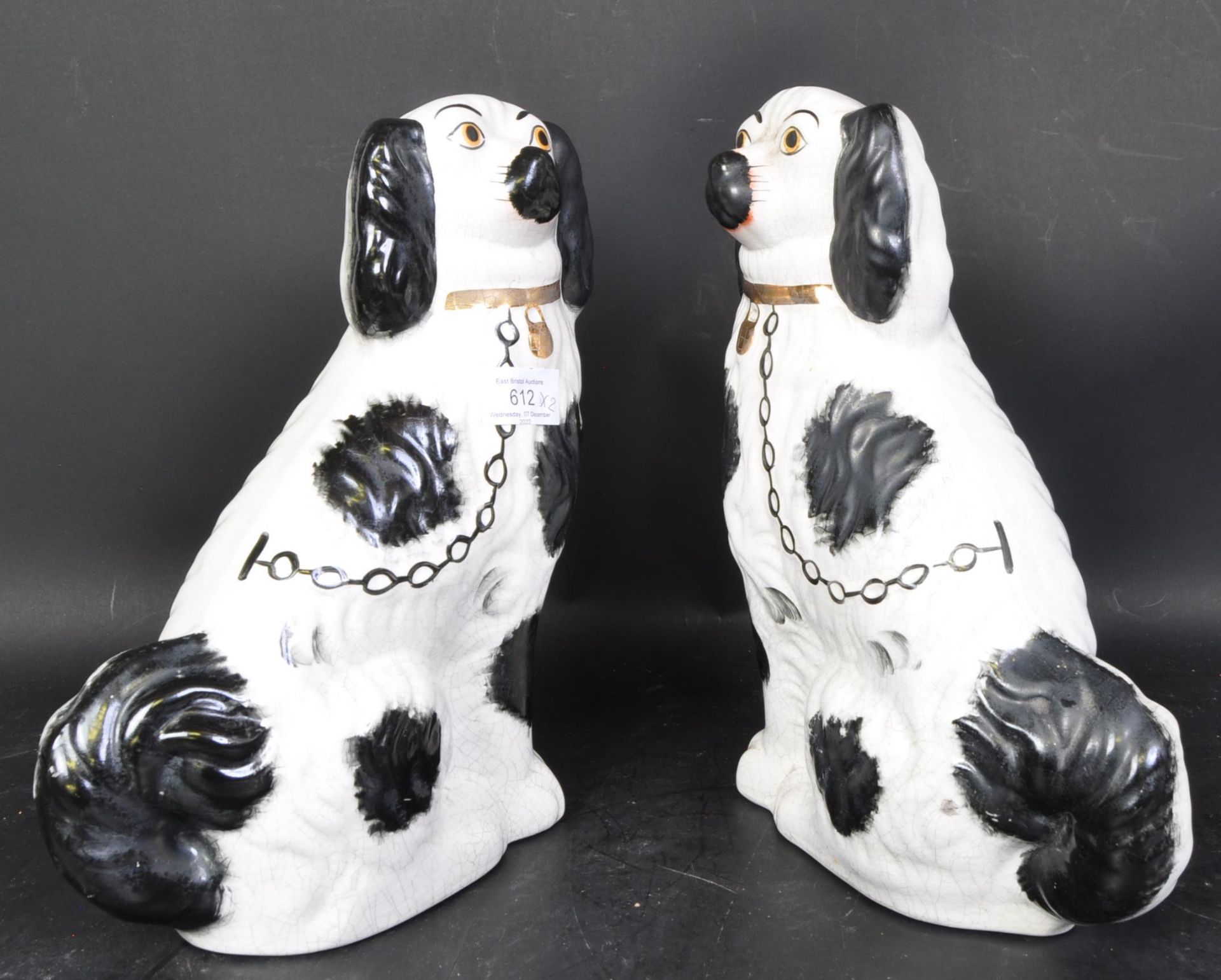 PAIR OF 19TH CENTURY CHINA MANTEL FIRESIDE DOGS - Bild 2 aus 4