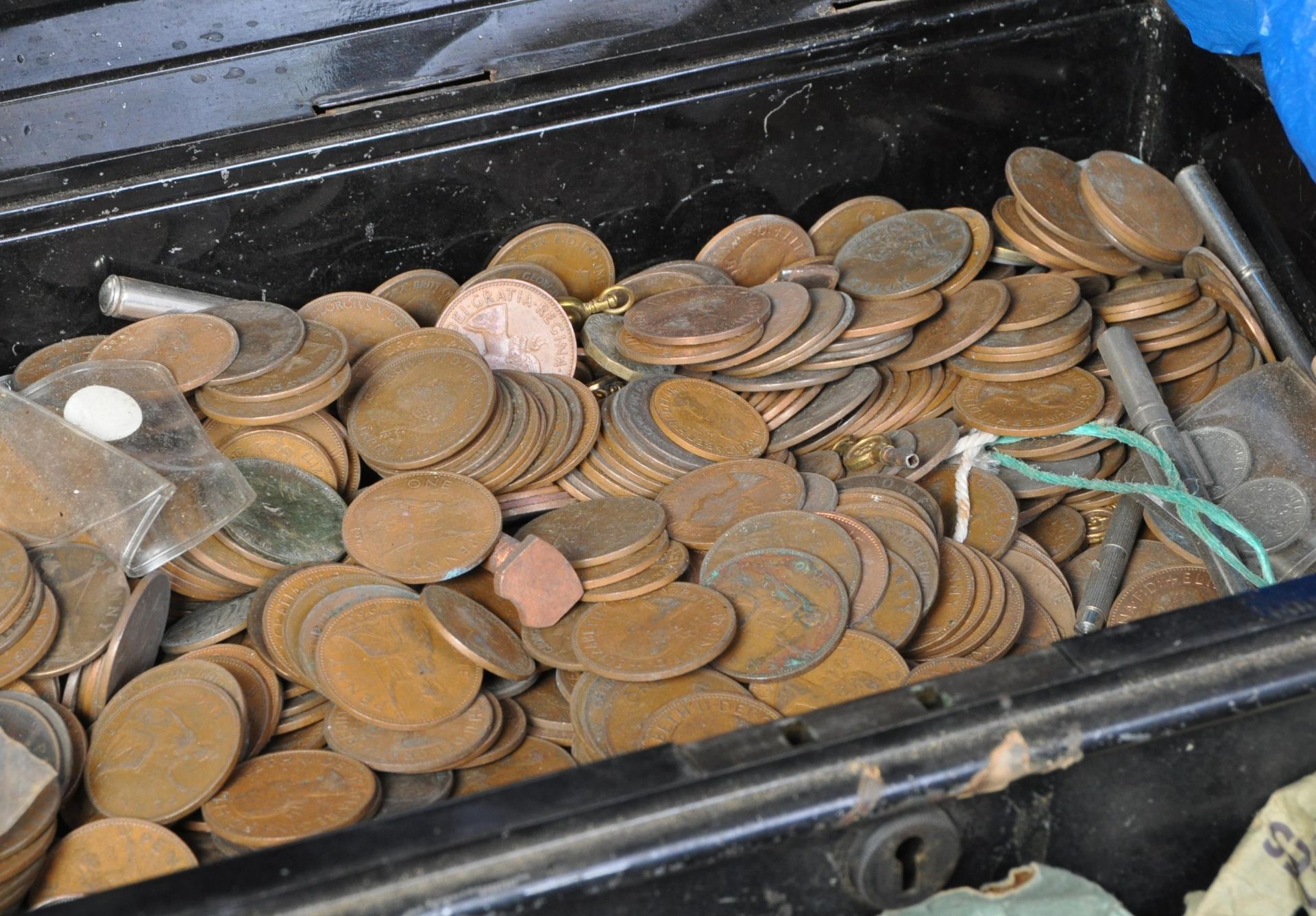 LARGE COLLECTION OF PREDOMINANTLY BRITISH COINS - Image 2 of 5