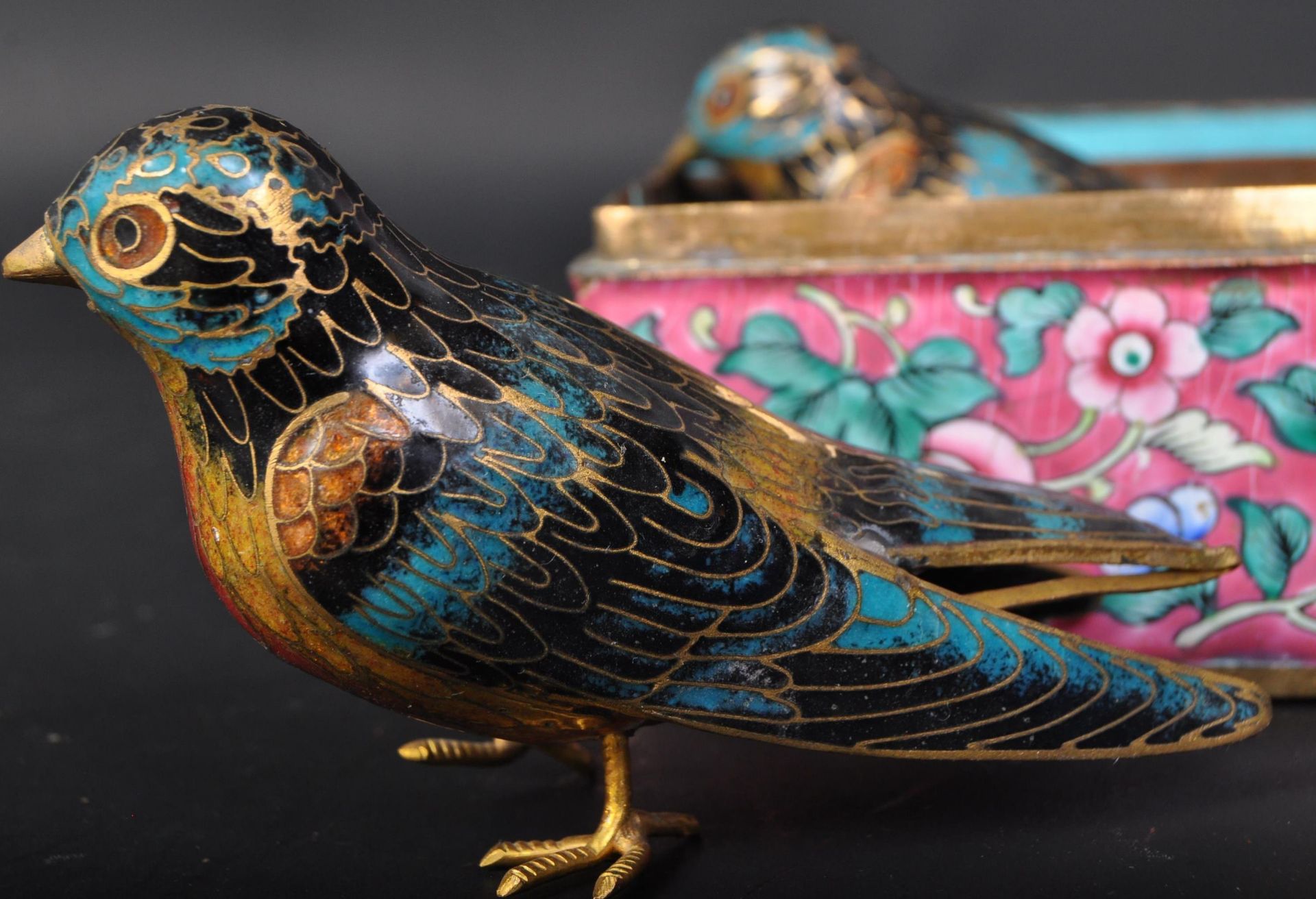 PAIR OF 1920S CHINESE CLOISONNE BIRDS & PINK CLOISONNE BOX - Bild 2 aus 5