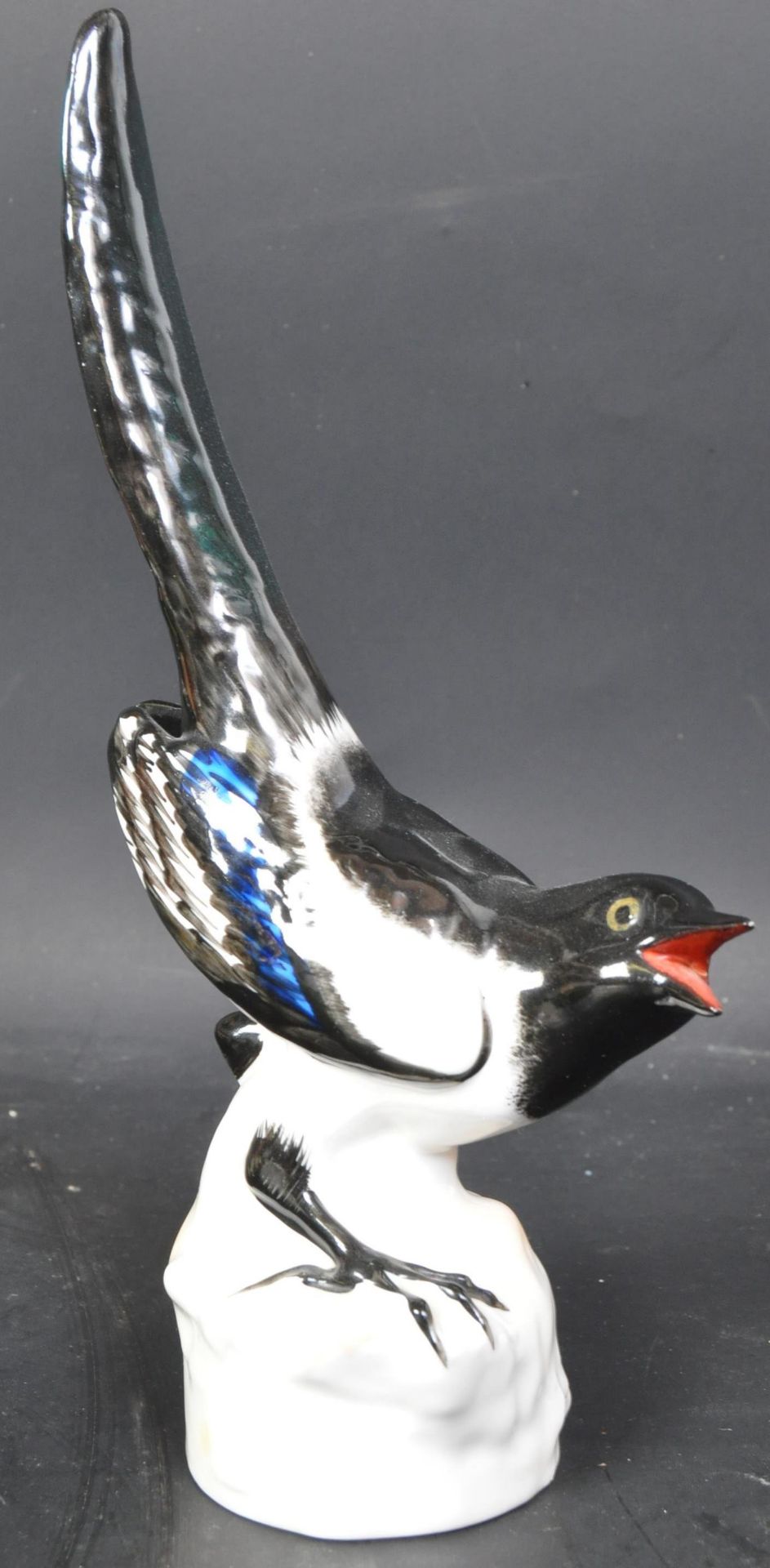 RUSSIAN PORCELAIN MADE IN USSR FIGURINE OF MAGPIE BIRD - Image 2 of 4