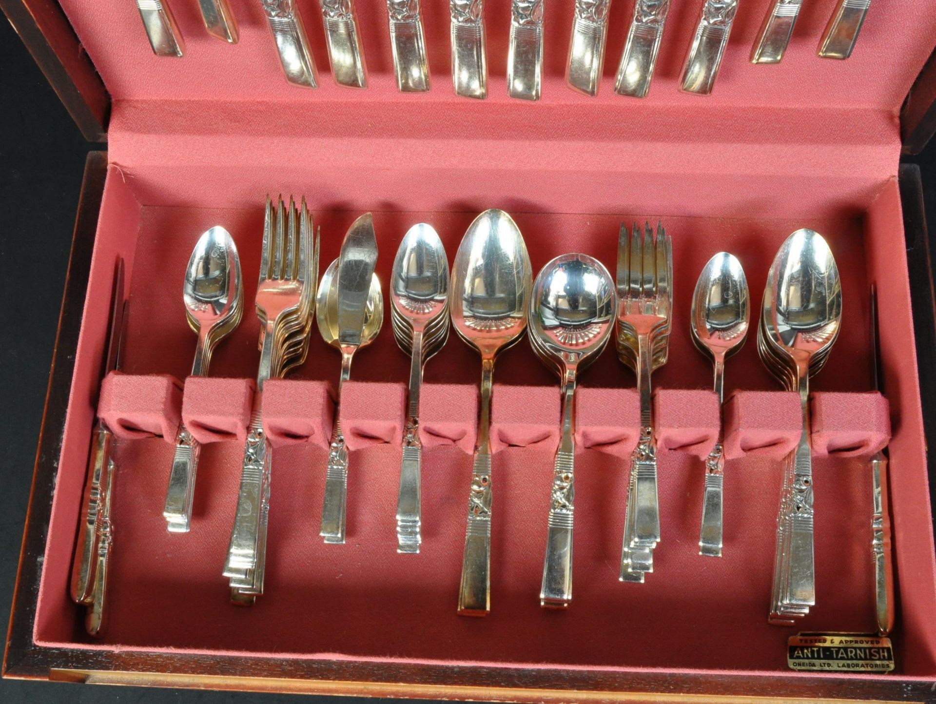 20TH CENTURY OAK CASED 12 PLACE CANTEEN OF CUTLERY - Image 3 of 5