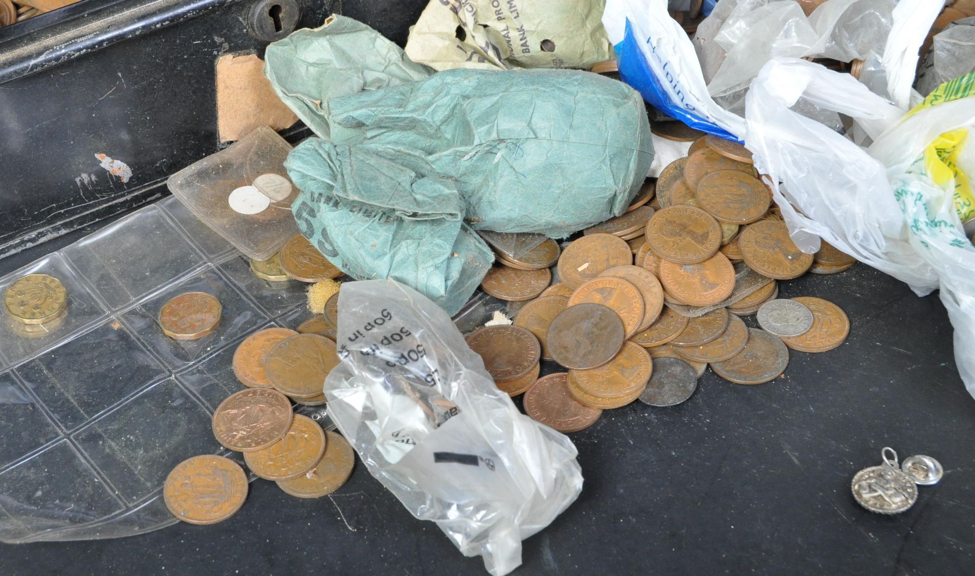 LARGE COLLECTION OF PREDOMINANTLY BRITISH COINS - Image 3 of 5