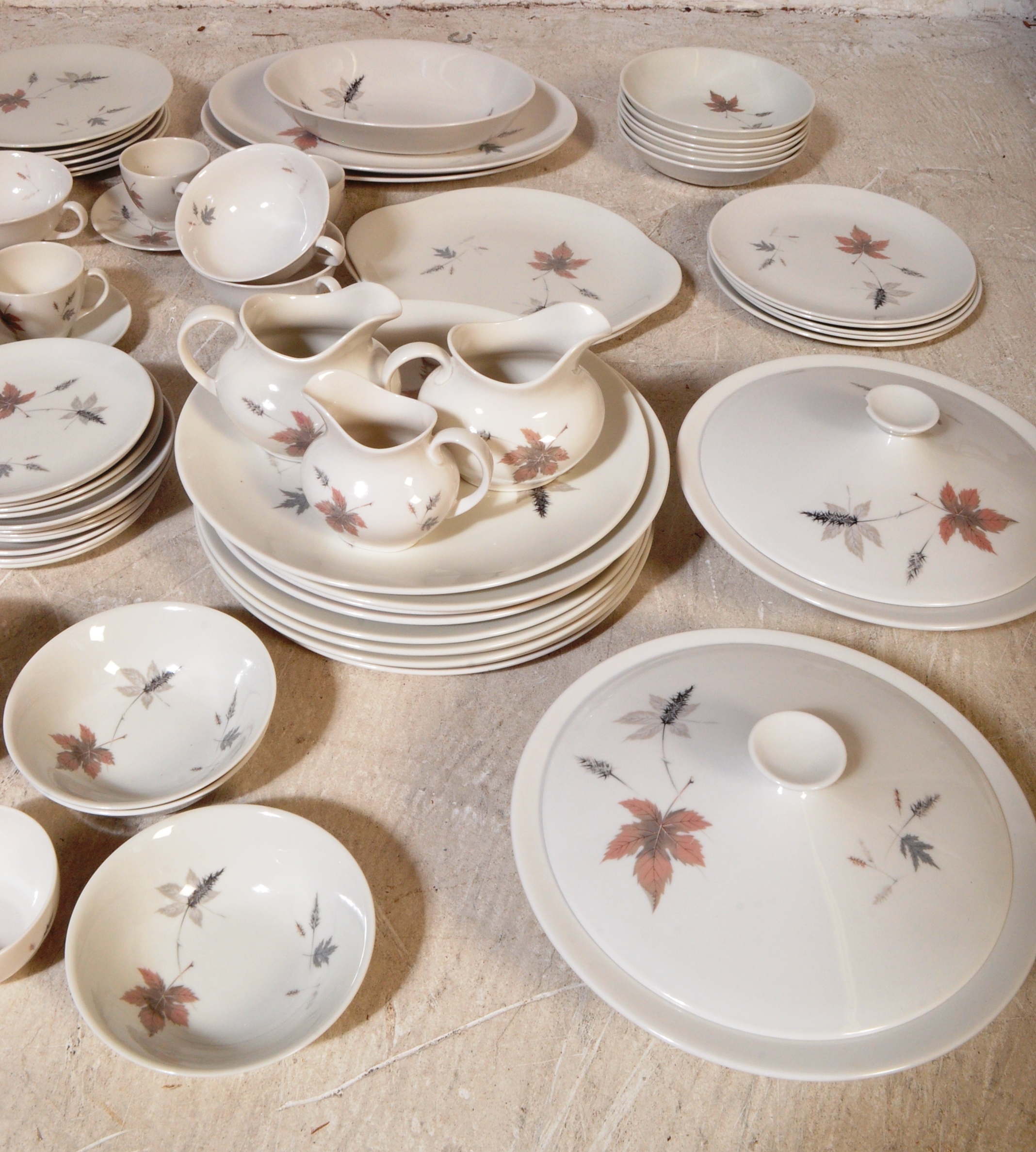 VINTAGE ROYAL DOULTON TUMBLING LEAVES DINNER & TEA SERVICE - Image 3 of 5