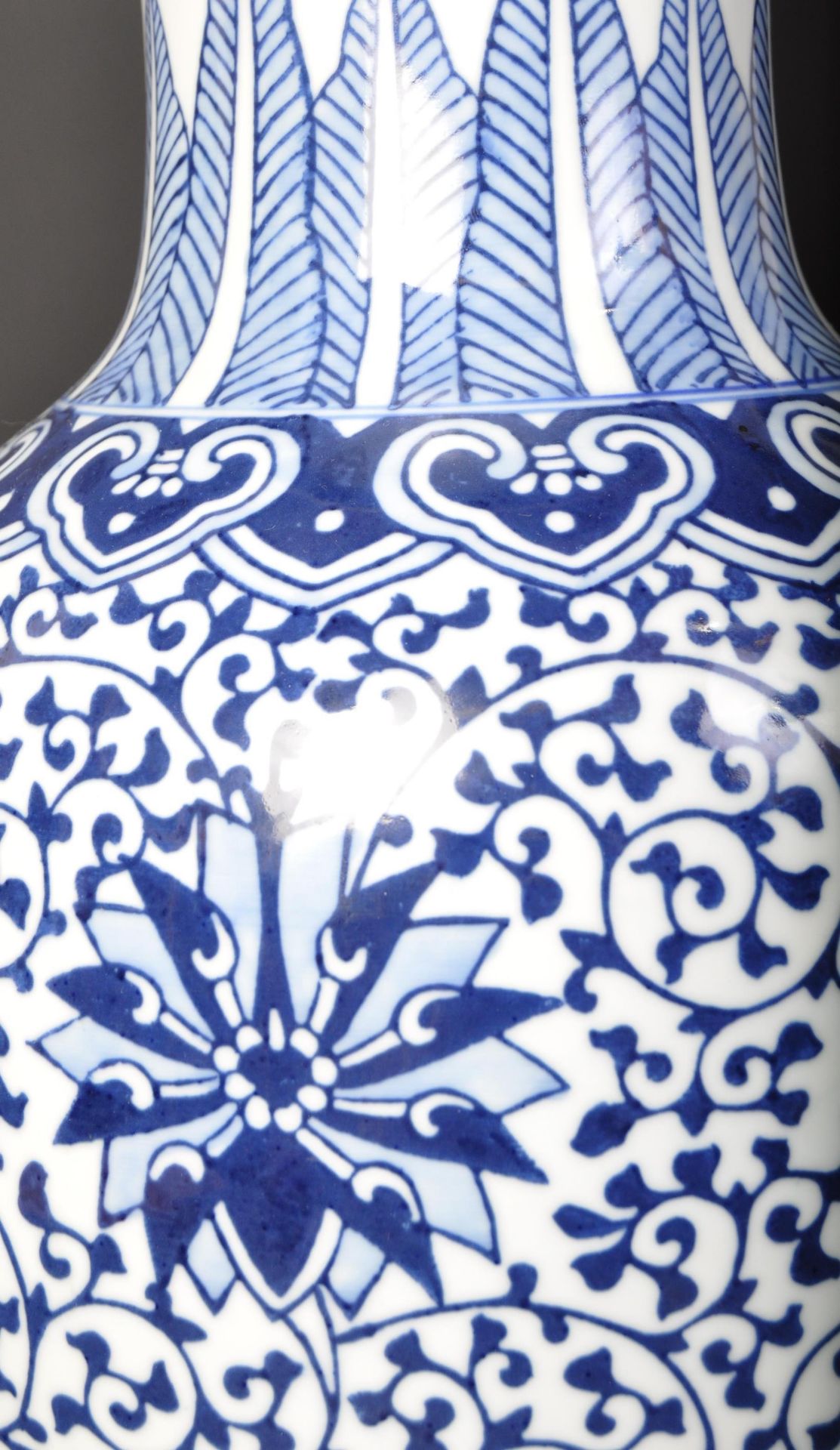 VINTAGE CHINESE BLUE & WHITE VASE - Image 3 of 5