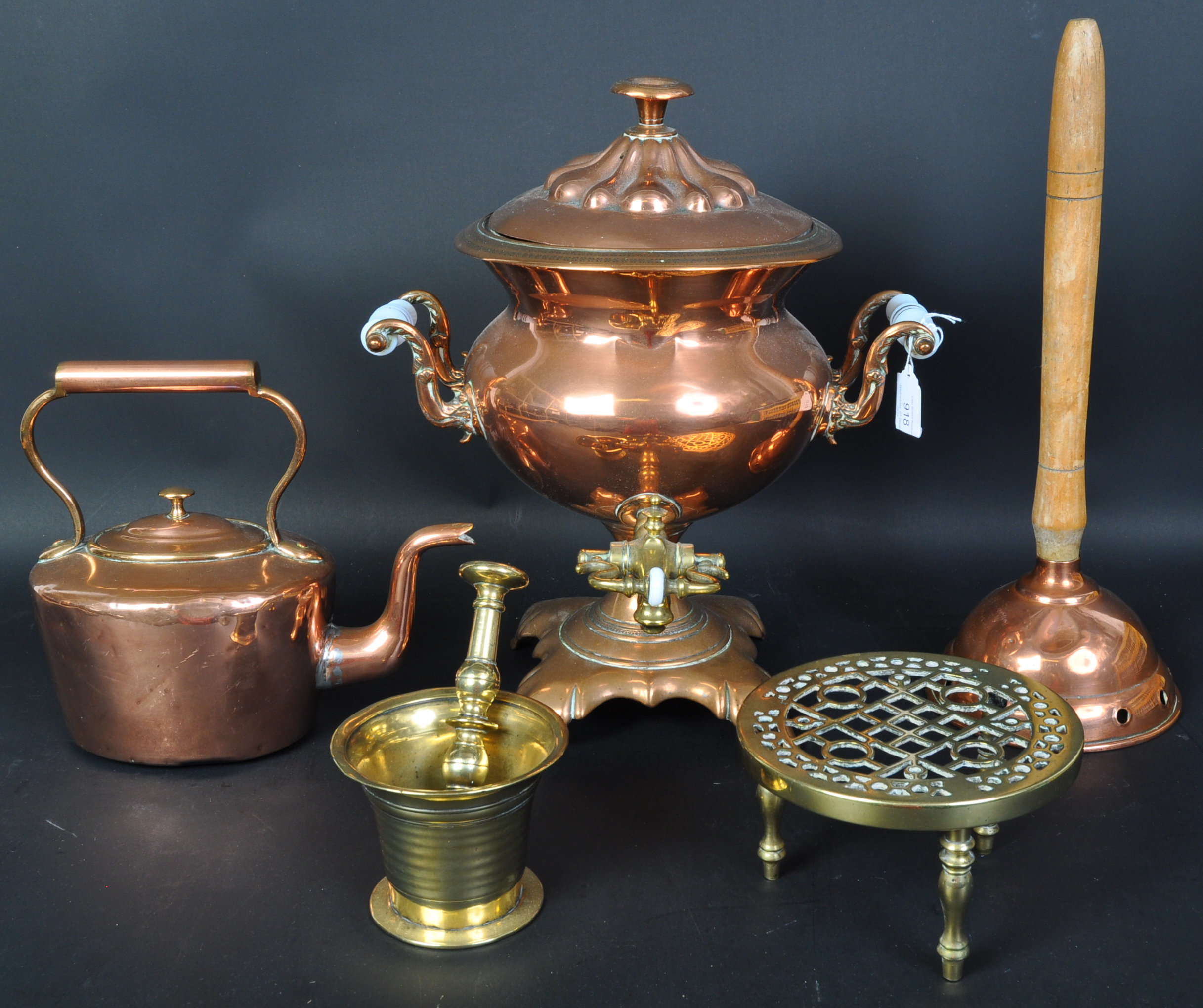 ASSORTMENT OF 20TH CENTURY COPPER & BRASS ITEMS