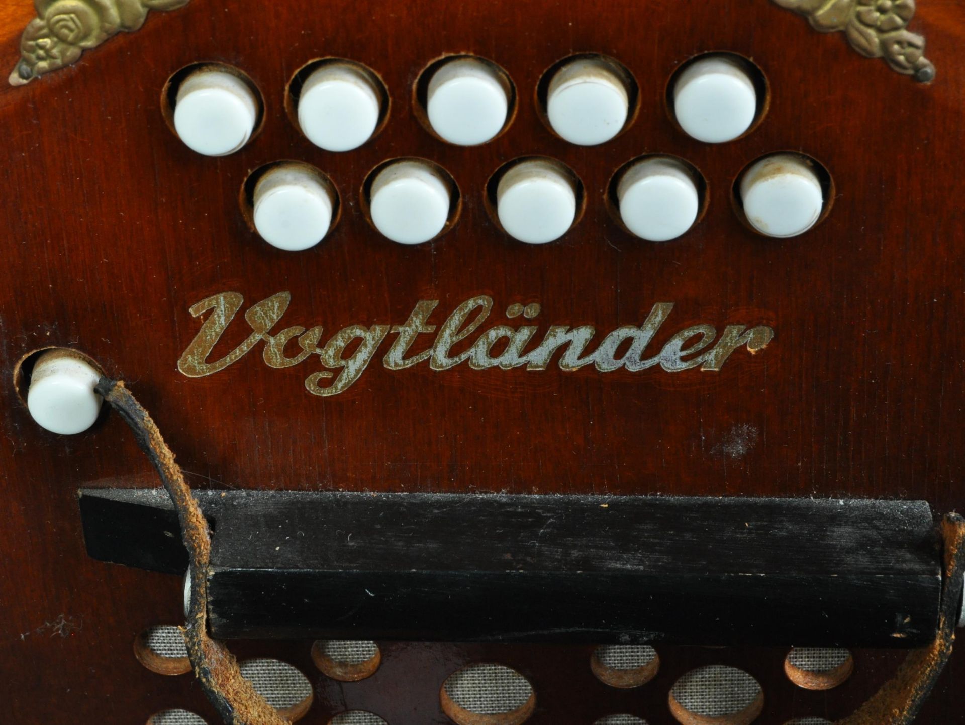 VINTAGE EAST GERMAN VOGTLANDER CONCERTINA INSTRUMENT - Image 4 of 4