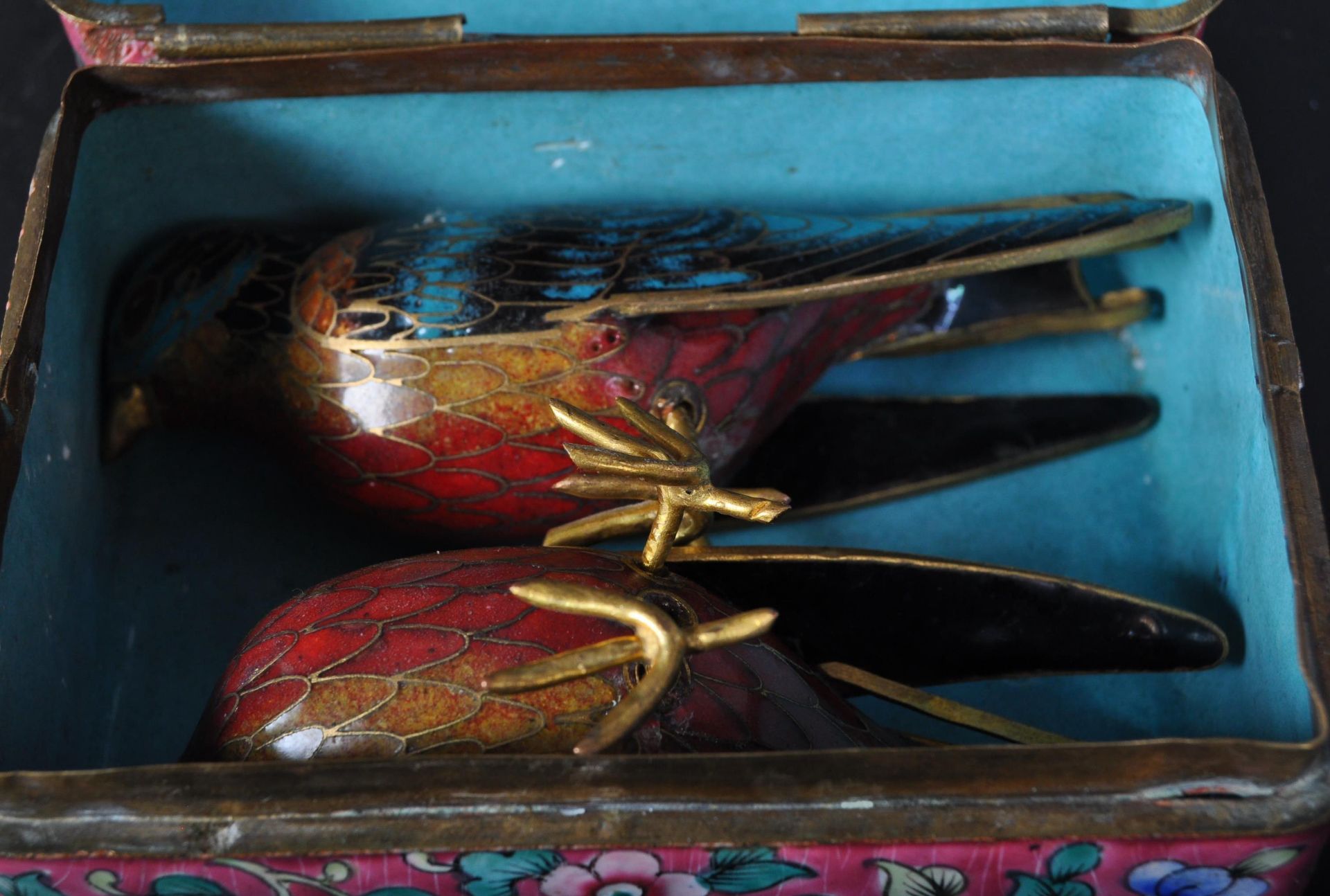 PAIR OF 1920S CHINESE CLOISONNE BIRDS & PINK CLOISONNE BOX - Bild 4 aus 5