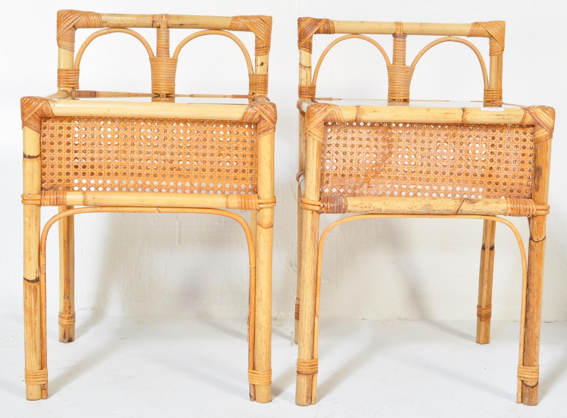 PAIR OF RETRO VINTAGE BAMBOO RATTAN BEDSIDE TABLES - Image 3 of 5