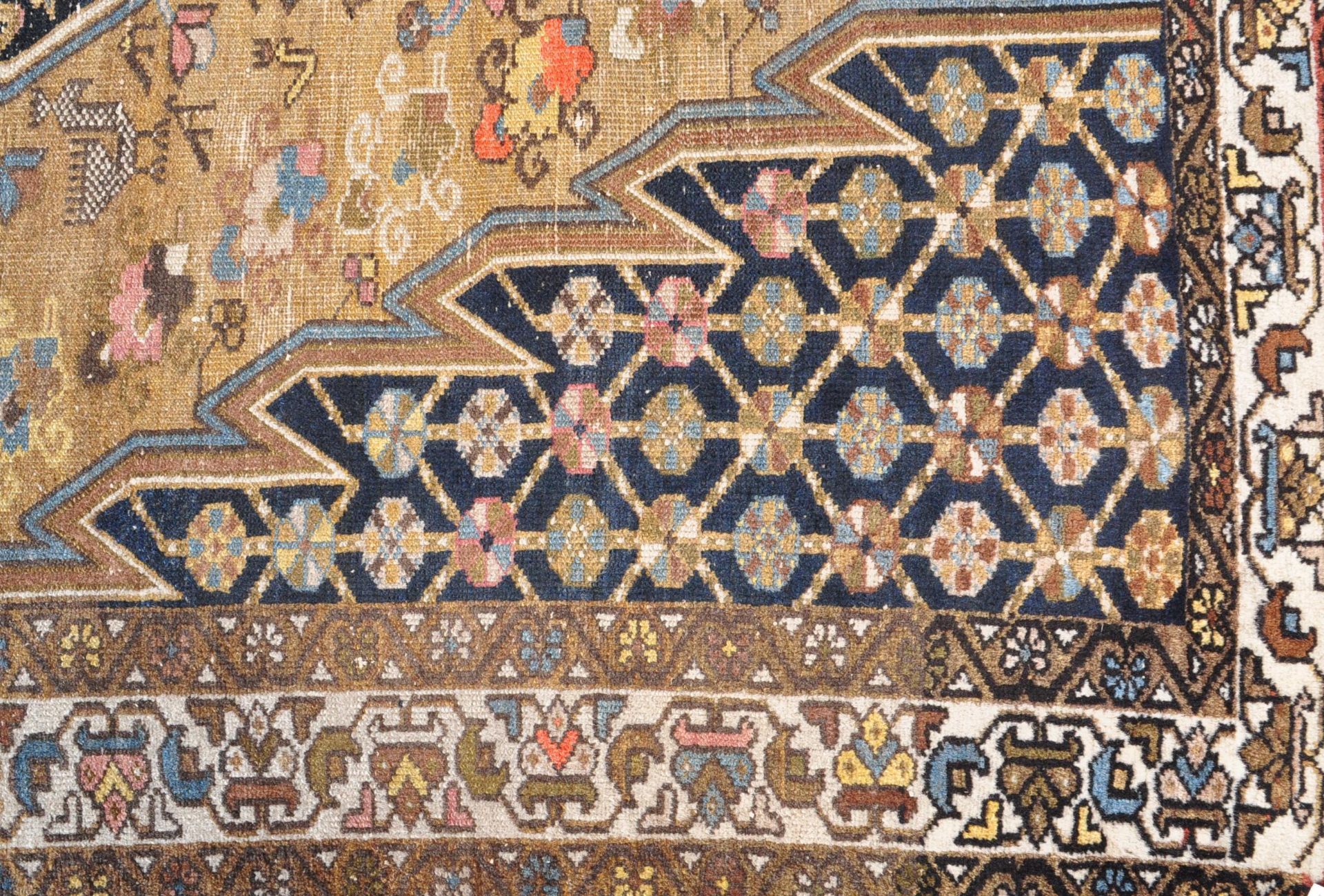 A late 19th century Persian Islamic Mazlagan / Maleyer floor carpet rug in green earthy tones with a - Bild 3 aus 5