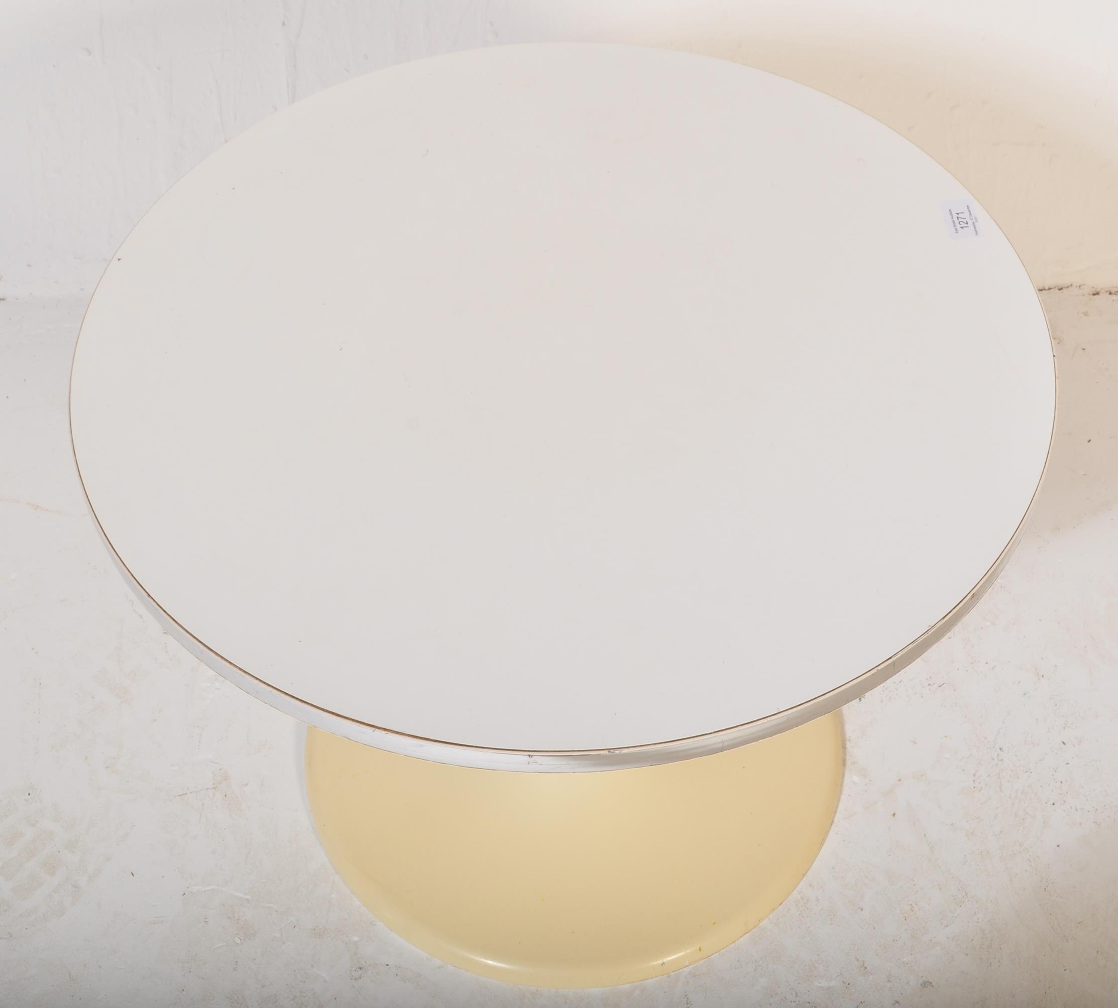 VINTAGE WHITE ARCANA STYLE ROUND OCCASIONAL TABLE - Image 3 of 4