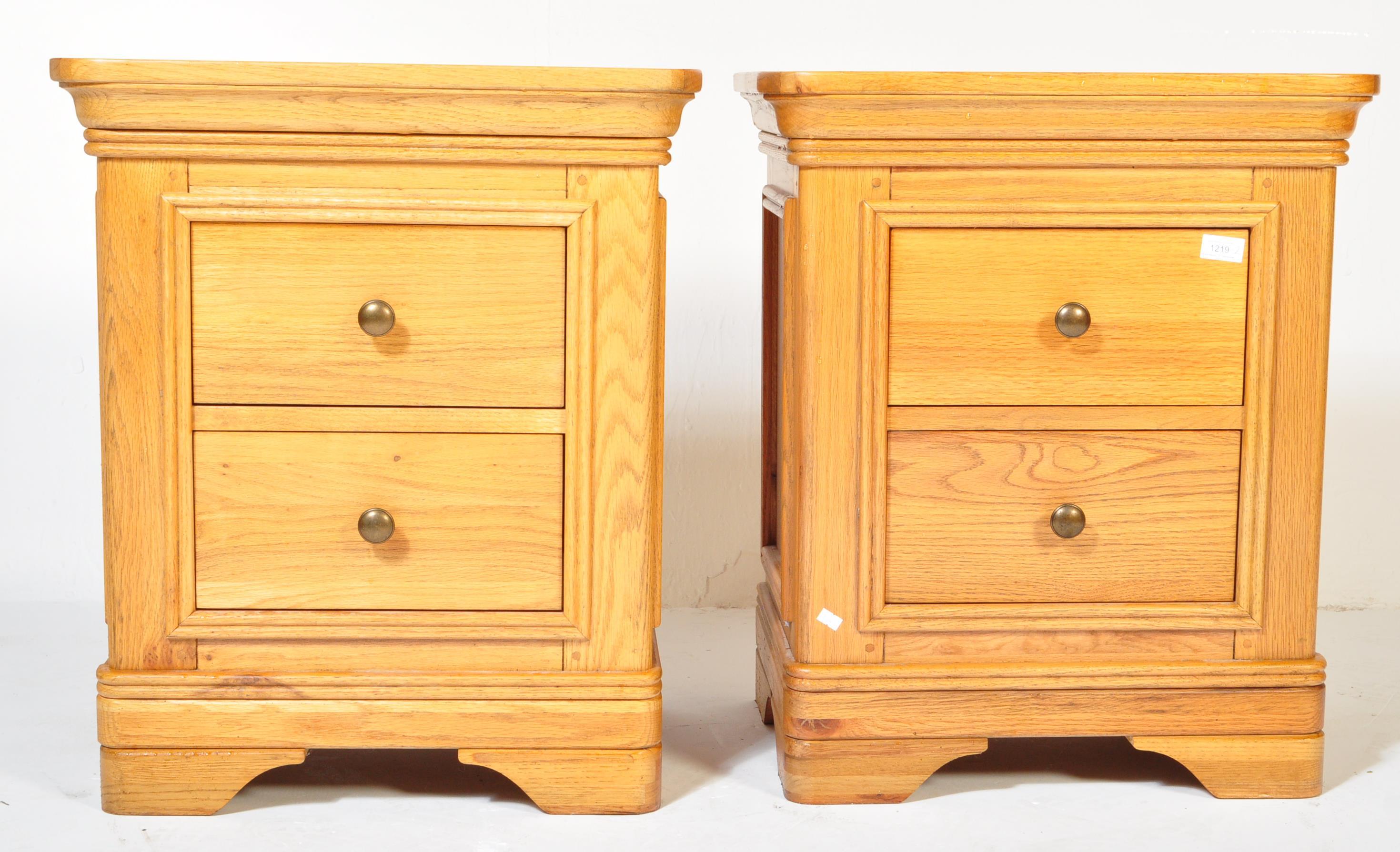 PAIR OF CONTEMPORARY OAK BEDSIDE CHESTS OF DRAWERS - Image 3 of 5
