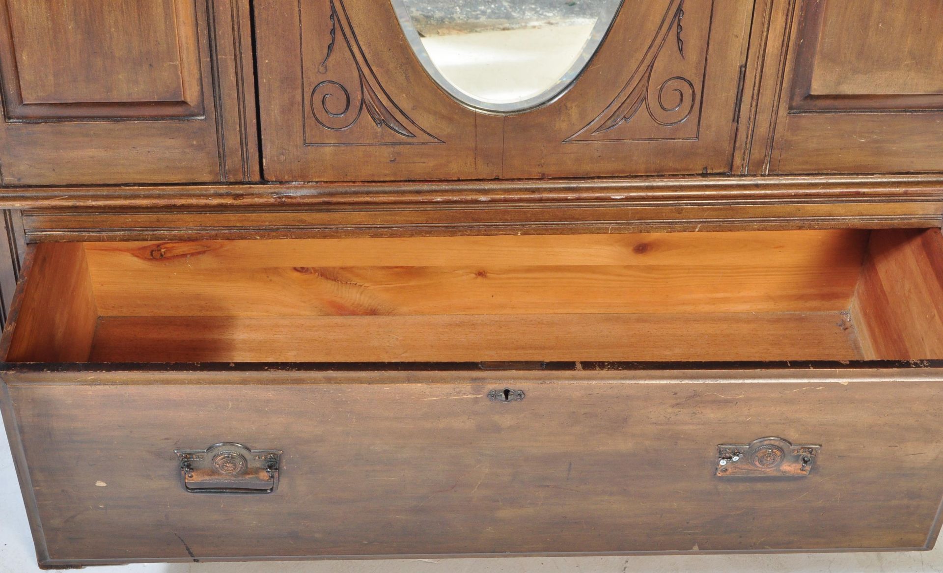 EDWARDIAN MAHOGANY ARTS & CRAFTS WARDROBE ARMOIRE. - Image 4 of 5