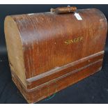 EARLY 20TH CENTURY OAK CASED SINGER SEWING MACHINE