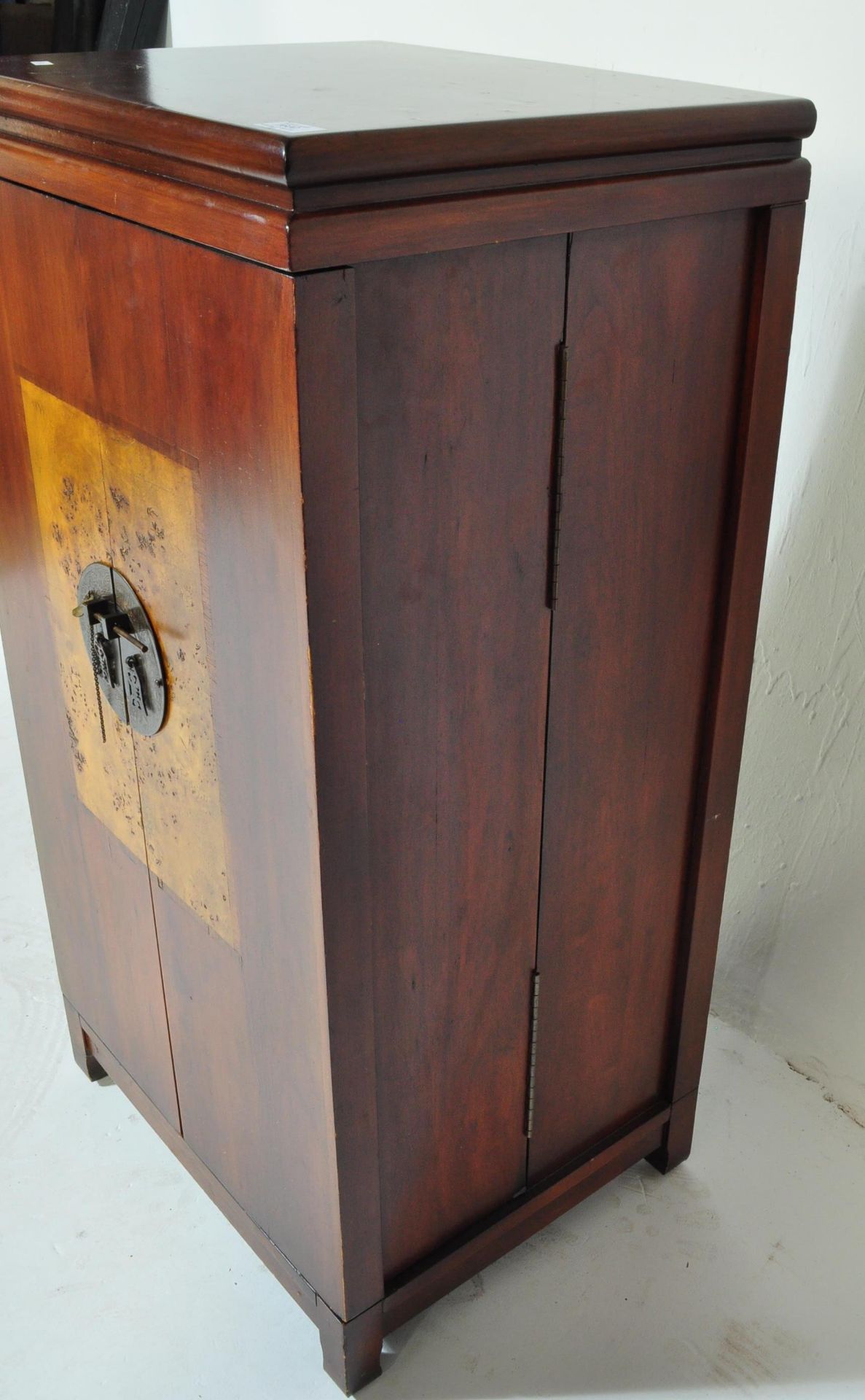 VINTAGE 20TH CENTURY CHINESE UPRIGHT PEDESTAL CABINET - Image 6 of 7