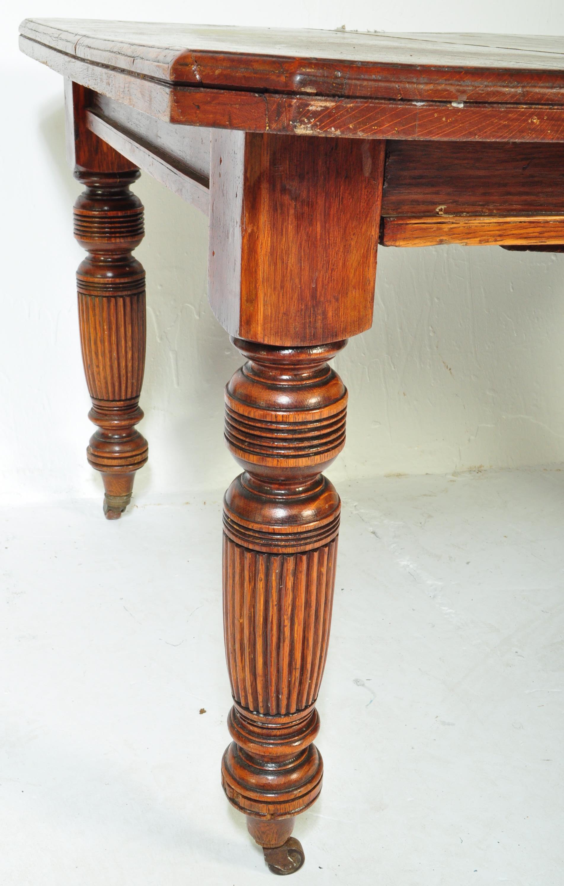 VICTORIAN 19TH CENTURY VICTORIAN FARMHOUSE DINING TABLE - Image 4 of 5