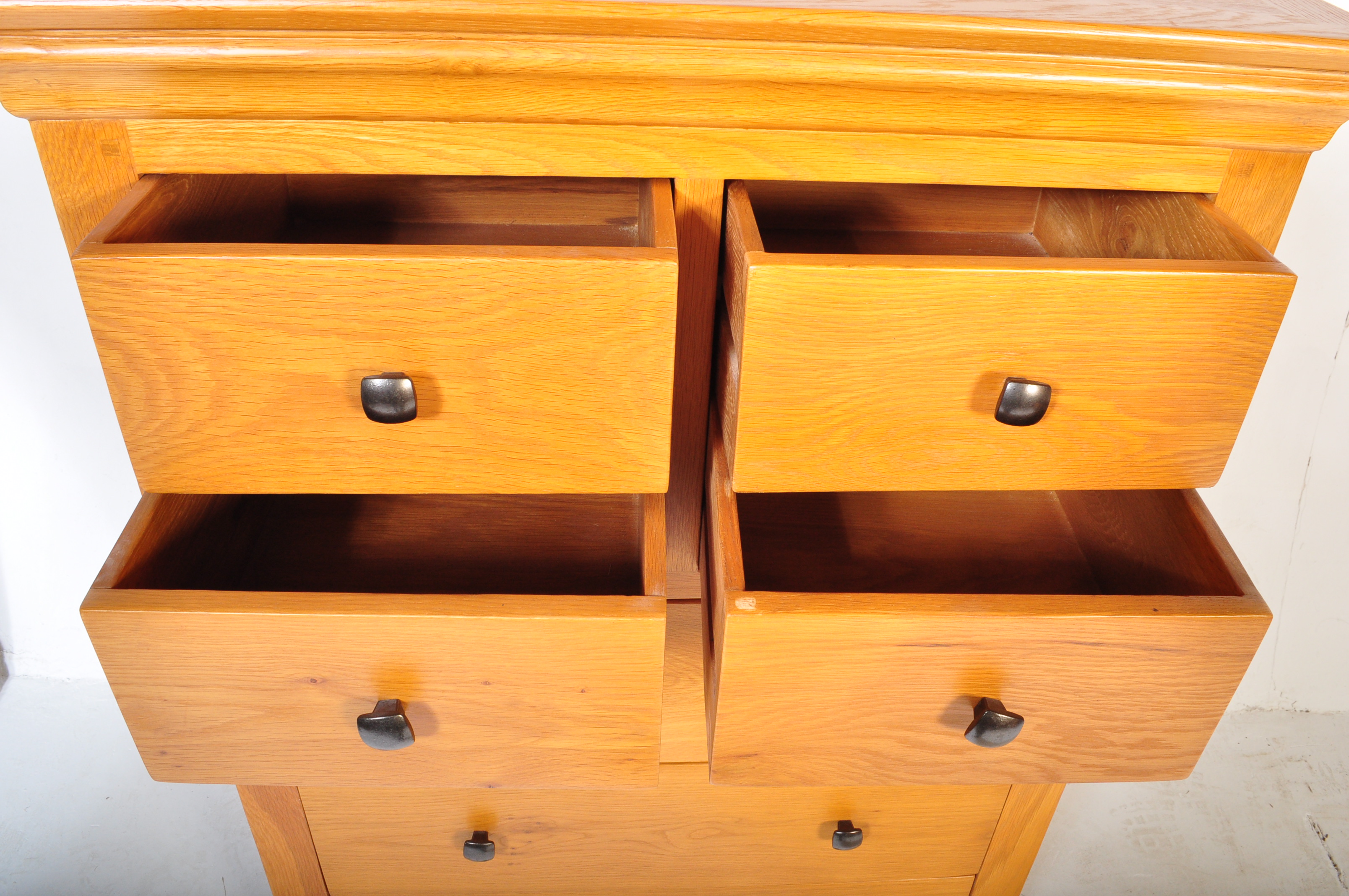 CONTEMPORARY OAK FURNITURE LAND CHEST OF DRAWERS - Image 4 of 5