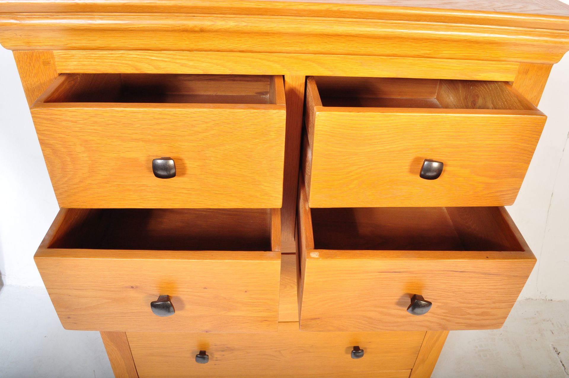 CONTEMPORARY OAK FURNITURE LAND CHEST OF DRAWERS - Image 4 of 5