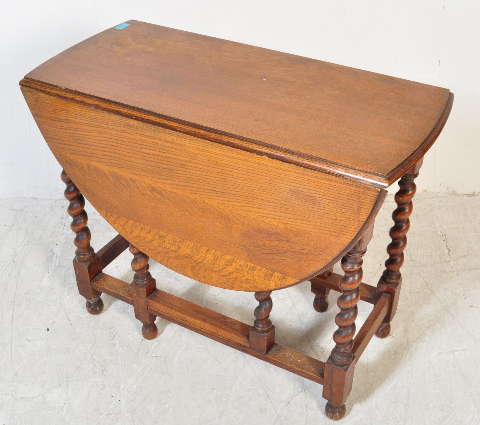 VICTORIAN OAK GATELEG TABLE WITH X2 FOLD DOWN DROP LEAVES - Image 2 of 5