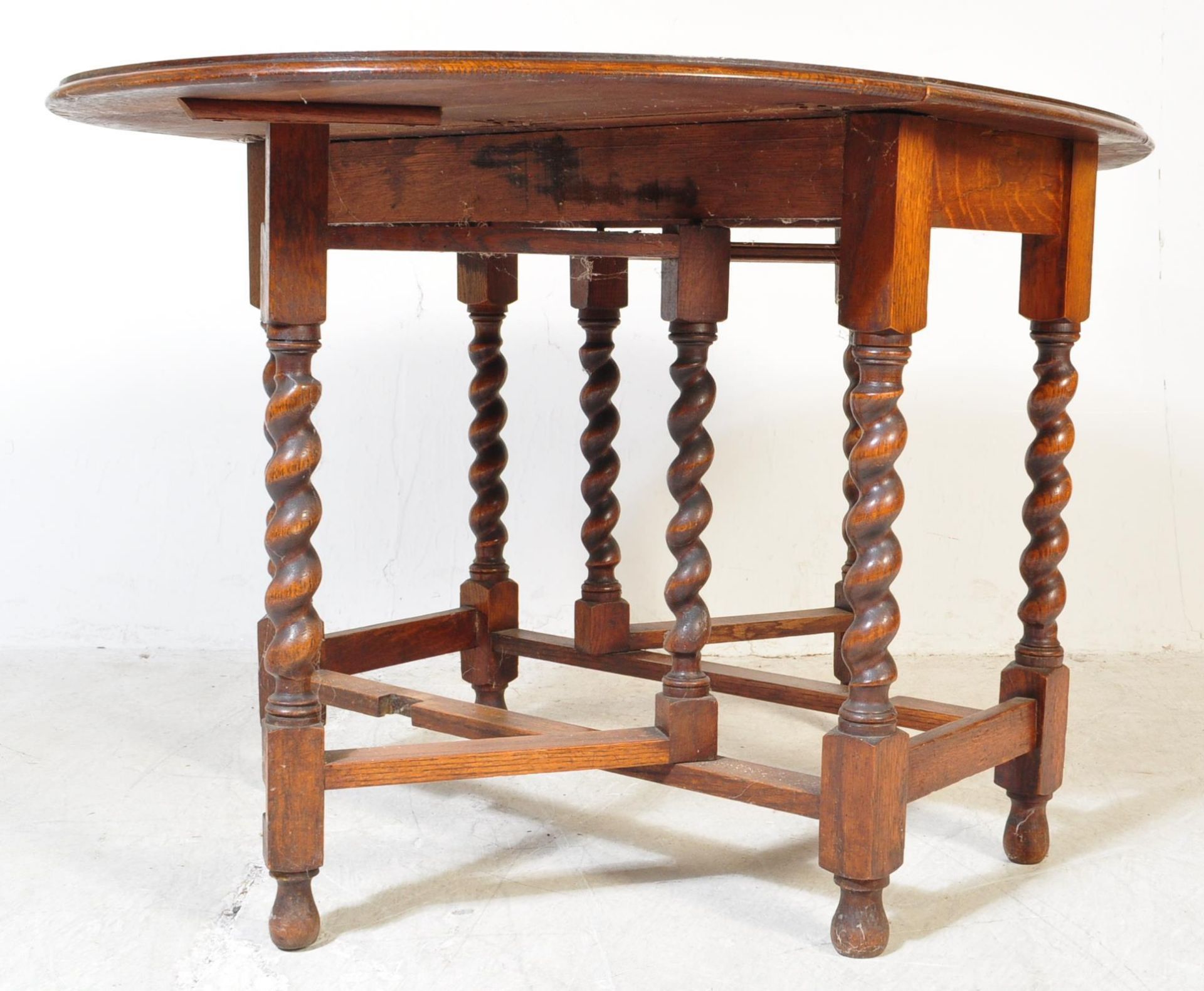 VICTORIAN OAK GATELEG TABLE WITH X2 FOLD DOWN DROP LEAVES - Image 3 of 5