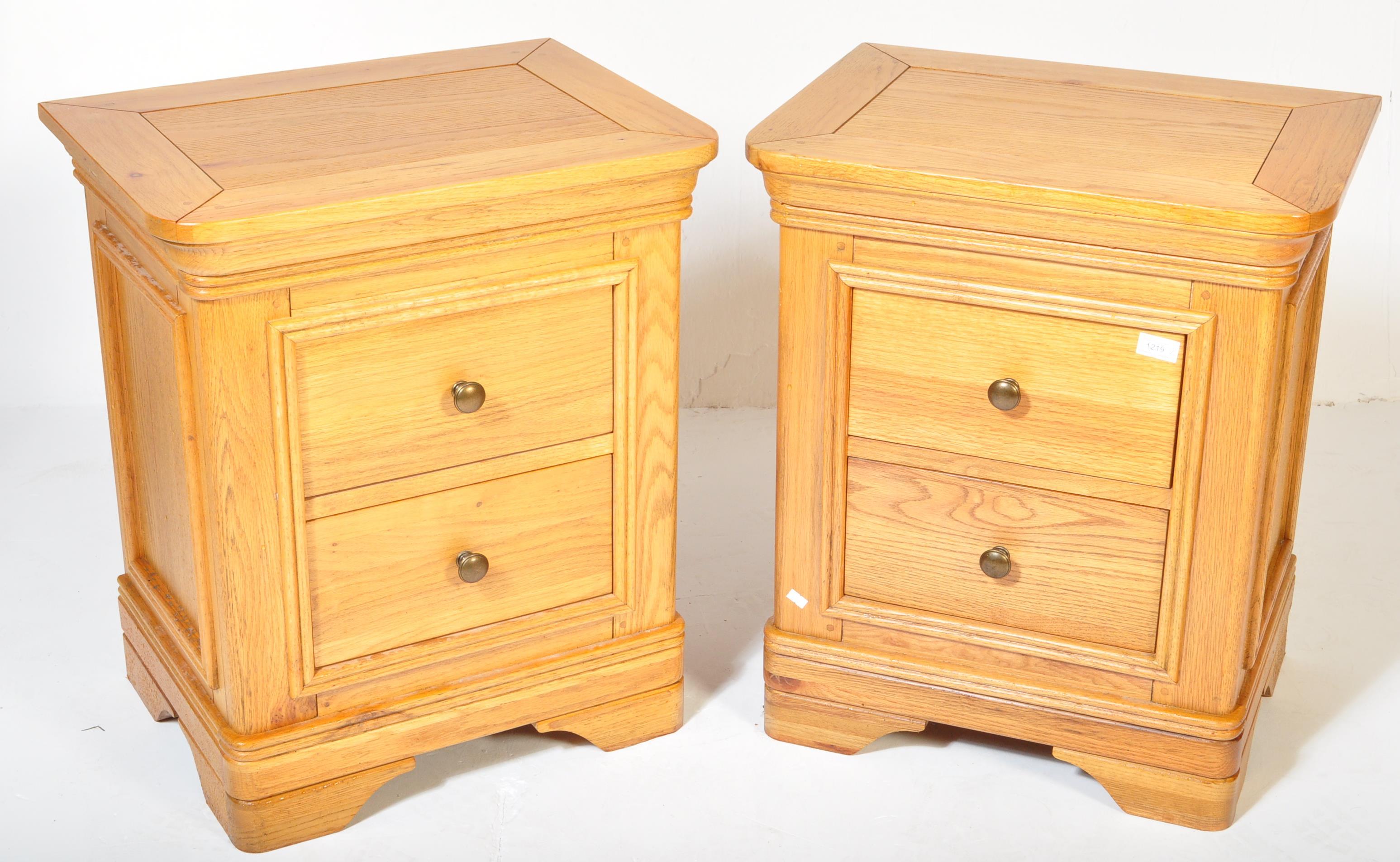 PAIR OF CONTEMPORARY OAK BEDSIDE CHESTS OF DRAWERS - Image 2 of 5