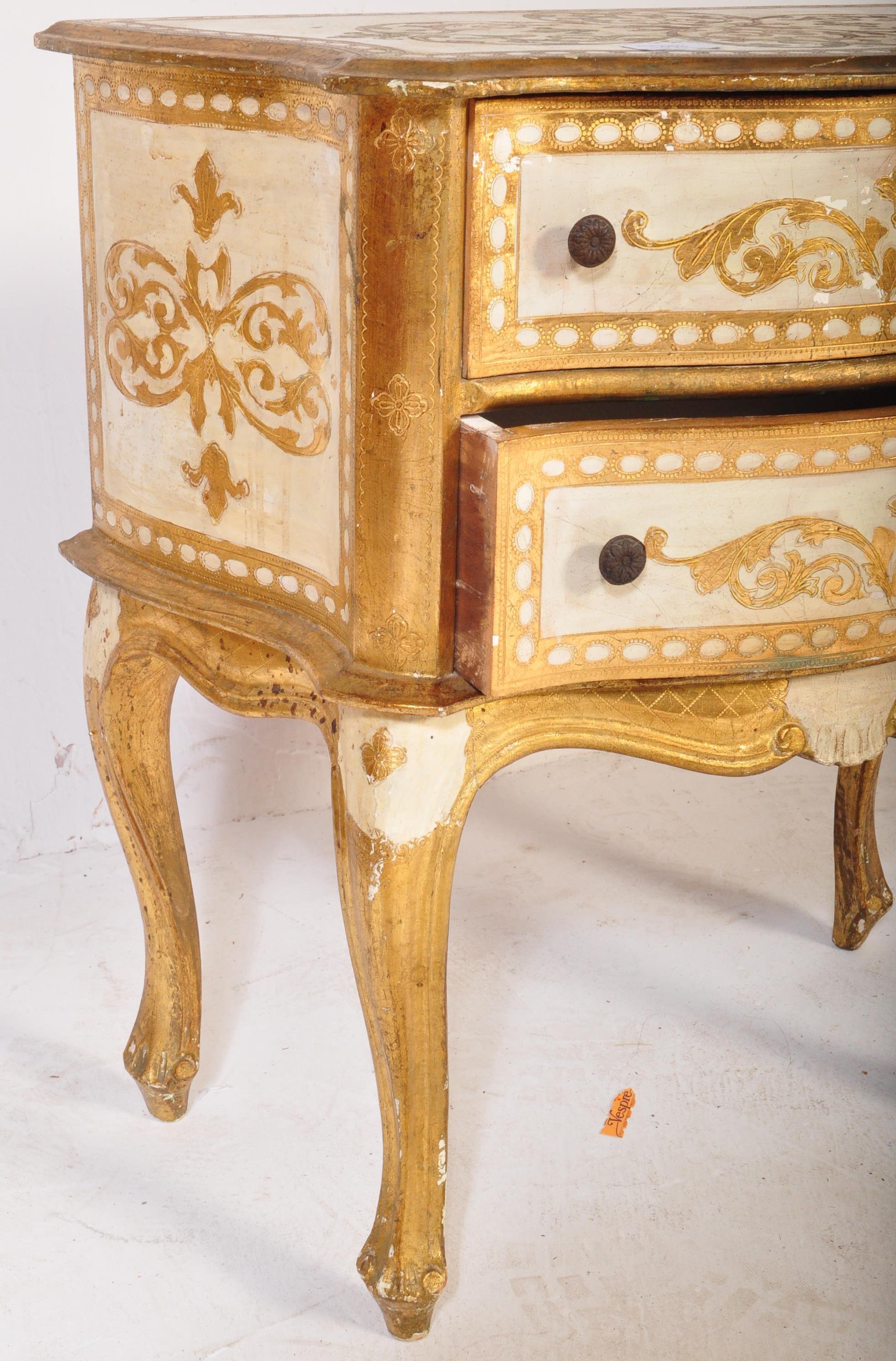 20TH CENTURY ITALIAN PAINTED GILT BEDSIDE CHEST OF DRAWERS - Image 5 of 5