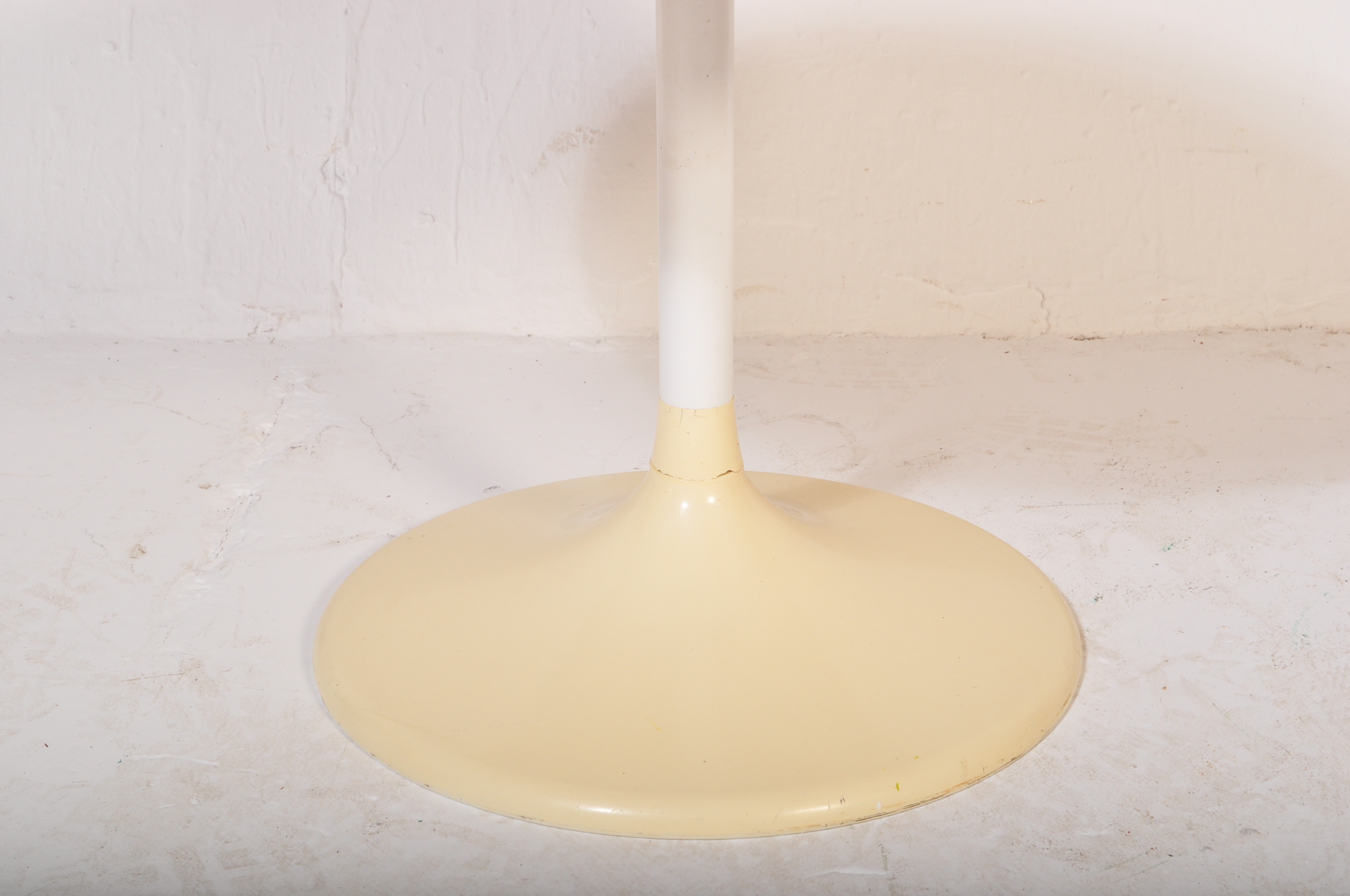 VINTAGE WHITE ARCANA STYLE ROUND OCCASIONAL TABLE - Image 4 of 4