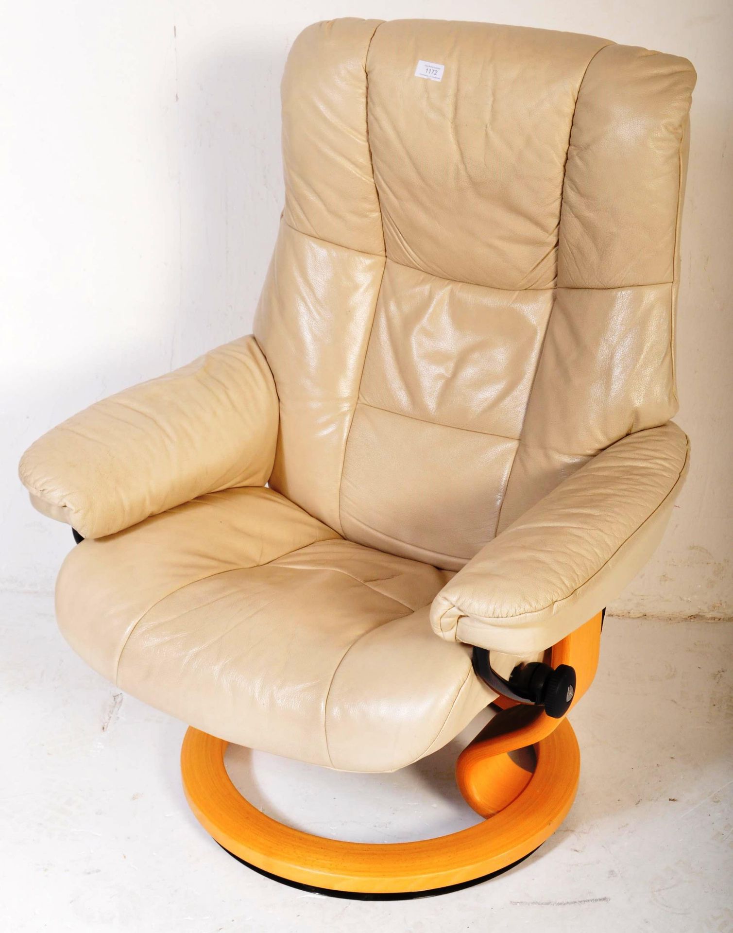 20TH CENTURY CREAM LEATHER STRESS LESS CHAIR - Image 2 of 6