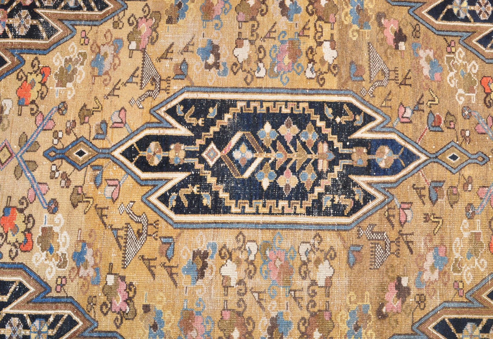 A late 19th century Persian Islamic Mazlagan / Maleyer floor carpet rug in green earthy tones with a - Bild 4 aus 5