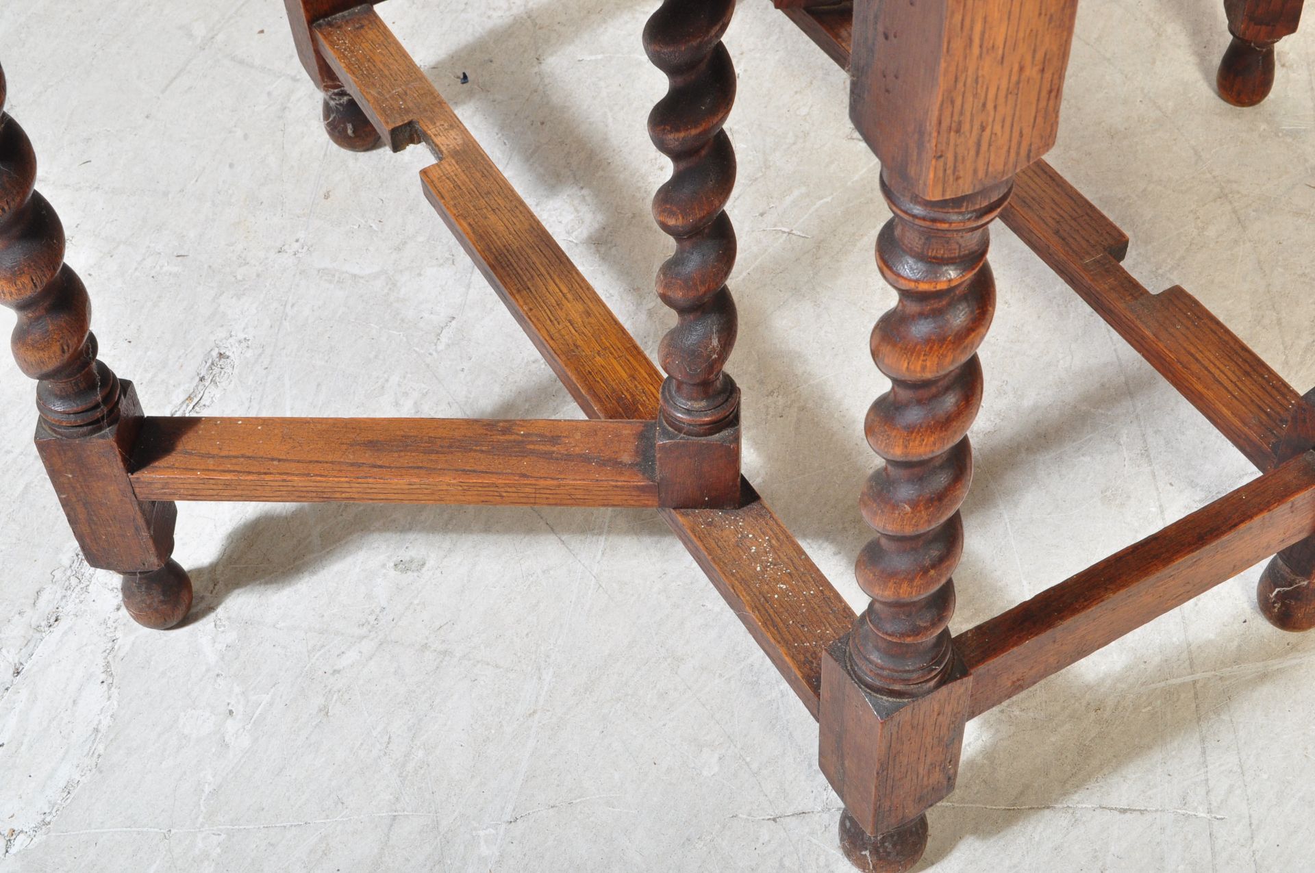 VICTORIAN OAK GATELEG TABLE WITH X2 FOLD DOWN DROP LEAVES - Image 5 of 5