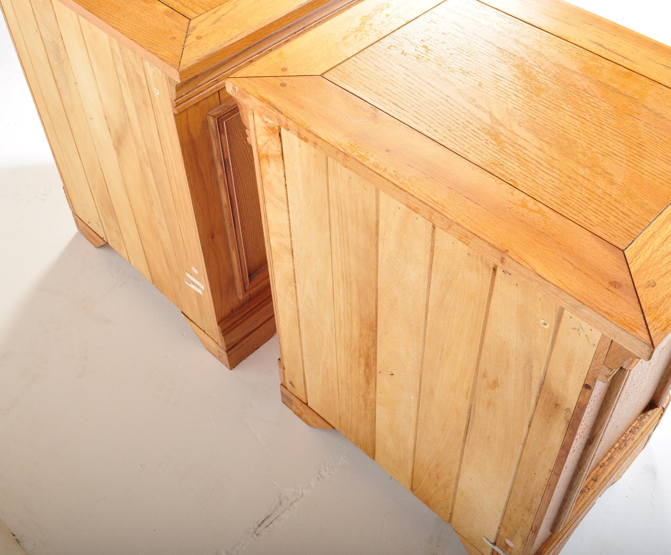 PAIR OF CONTEMPORARY OAK BEDSIDE CHESTS OF DRAWERS - Image 5 of 5