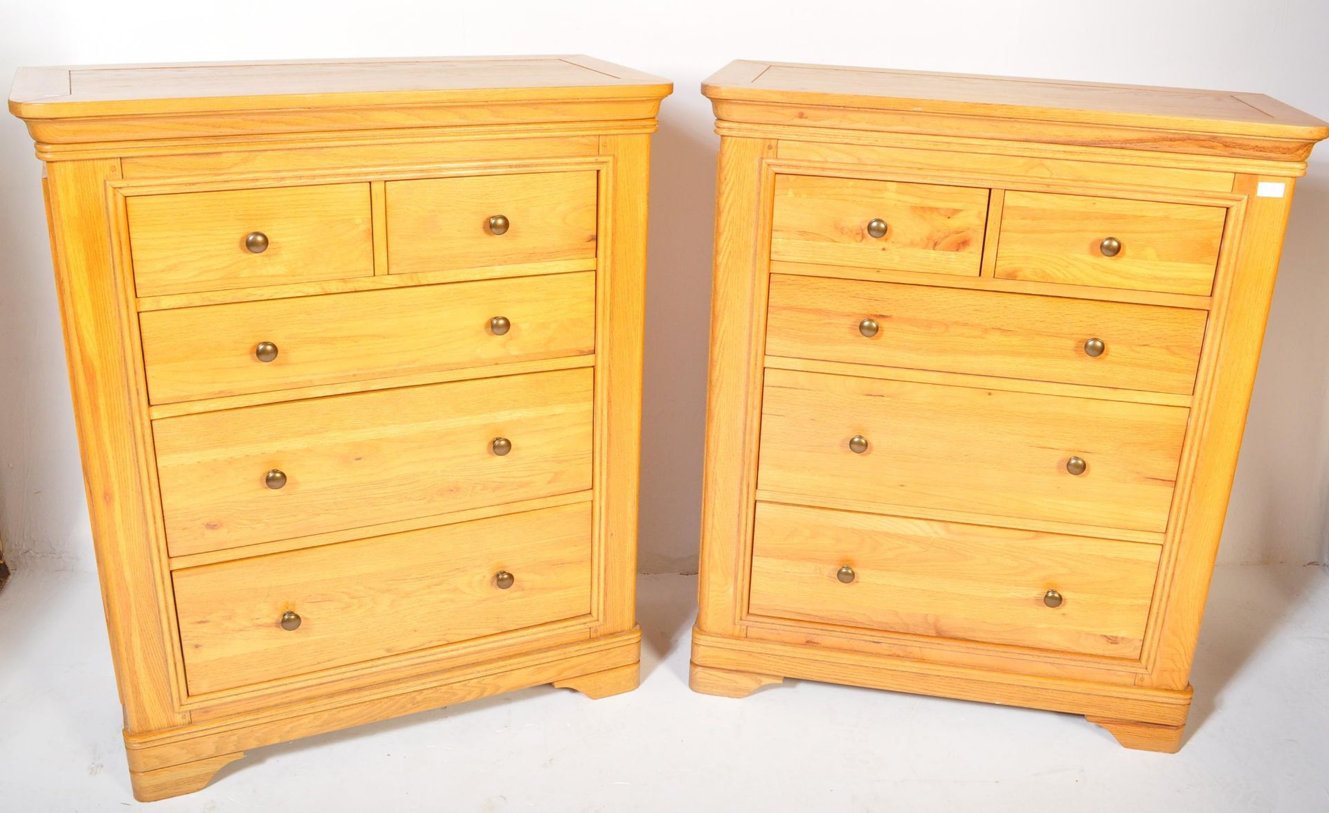A PAIR OF OAK CONTEMPORARY CHEST OF DRAWERS - Image 2 of 5