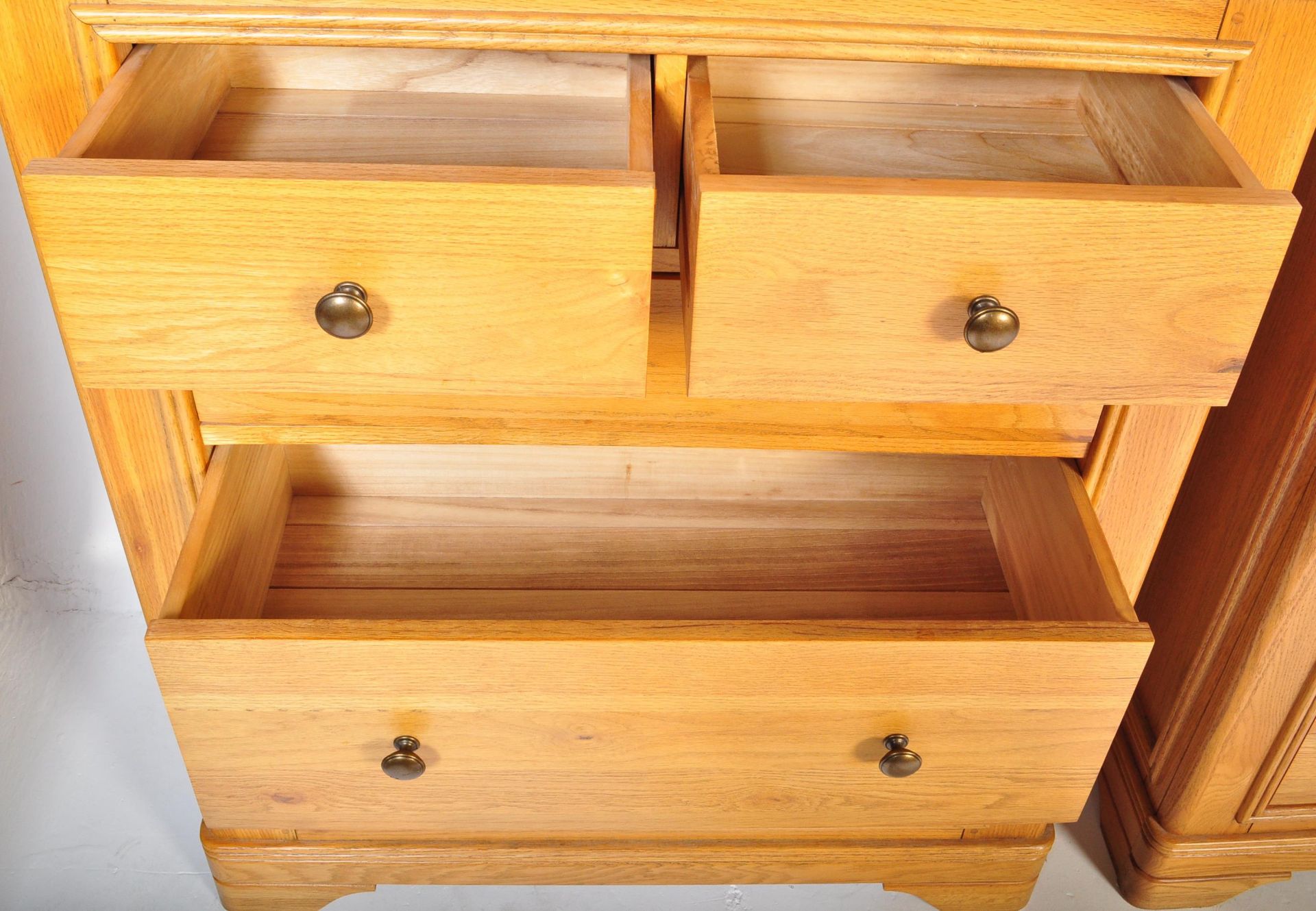 A PAIR OF OAK CONTEMPORARY CHEST OF DRAWERS - Image 4 of 5
