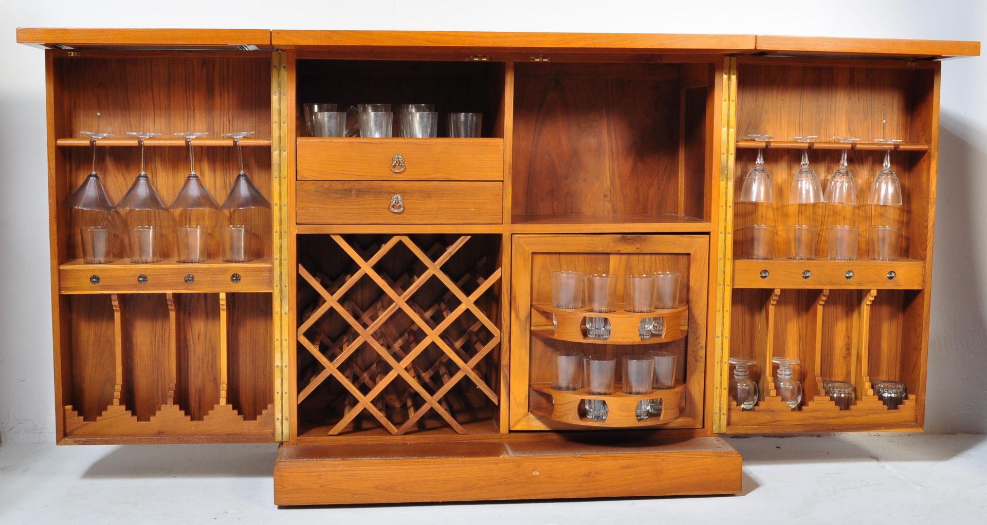 20TH CENTURY LARGE HARDWOOD CHINESE DRINKS CABINET BAR - Image 2 of 9