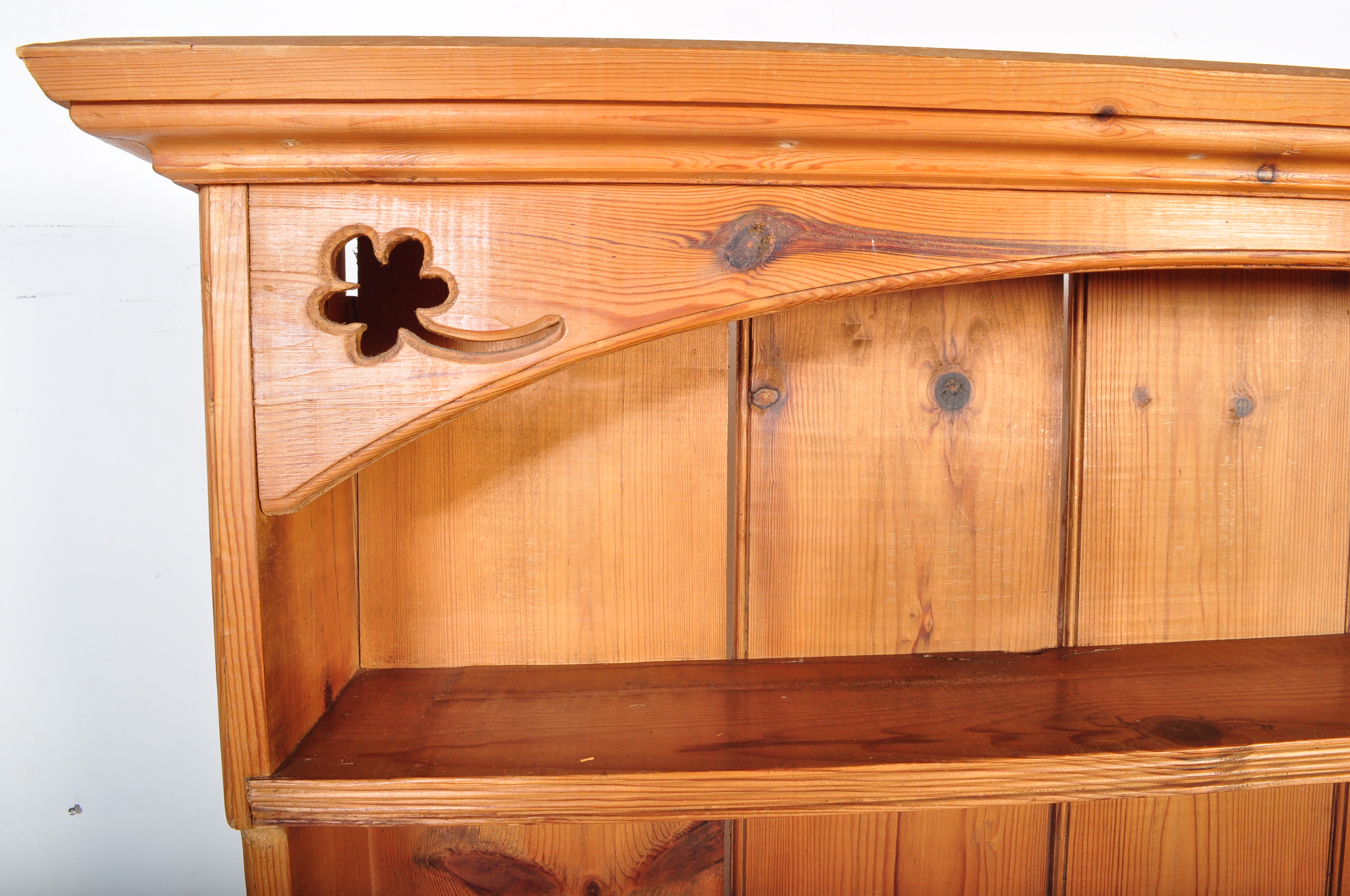 VICTORIAN 19TH CENTURY COUNTRY PINE WELSH DRESSER - Image 5 of 5